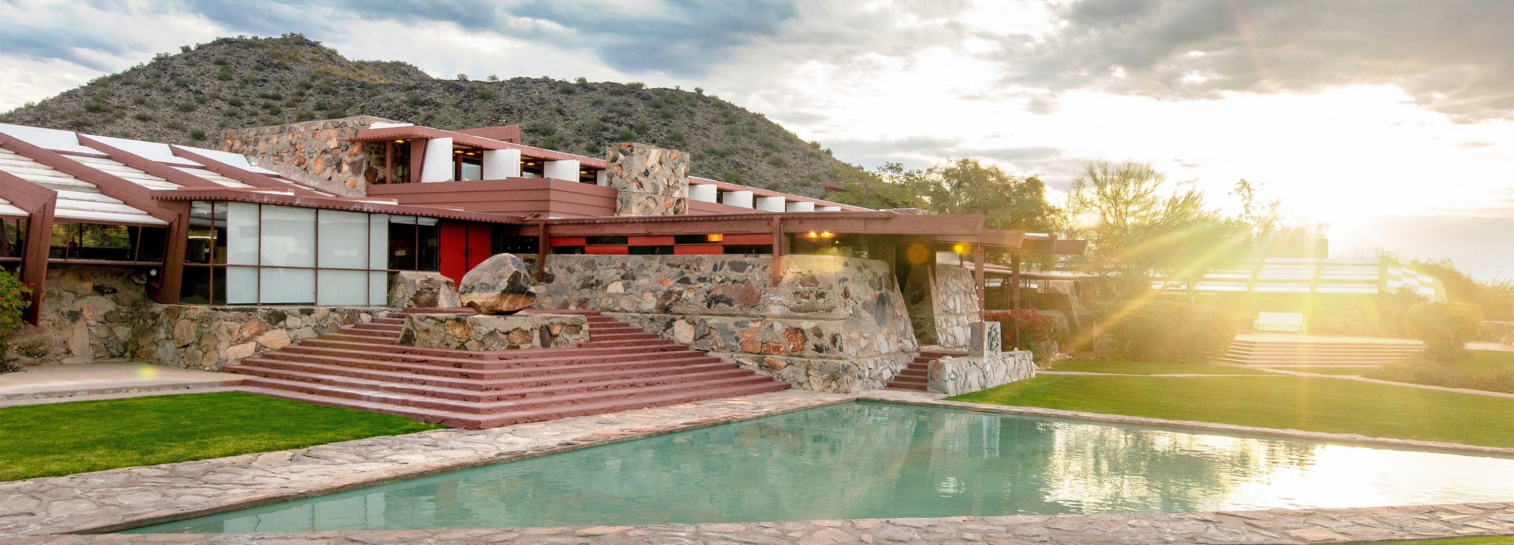 https://detail-cdn.s3.eu-central-1.amazonaws.com/media/catalog/product/0/0/00-Frank-Lloyd-Wrights-Atelier-T1500-Taliesin_West_Photo_Credit_Jill_Richards.jpg?width=437&height=582&store=de_en&image-type=image