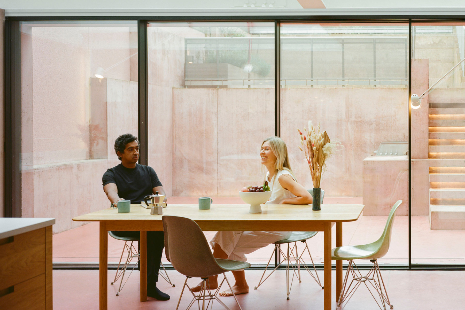 Die pigmentierten Oberflächen verbinden Außen- und Innenbereich des Wohnhauses. © Lorenzo Zandri