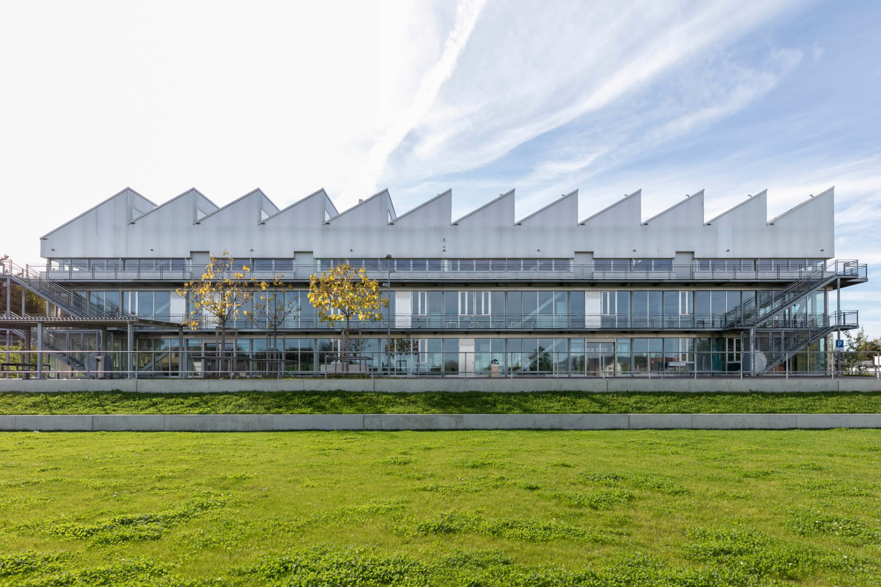 Unter der auffälligen Sheddach-Landschaft befinden sich gleichmäßig belichtete Unterrichtsräume. © Julian Salinas Fotografie