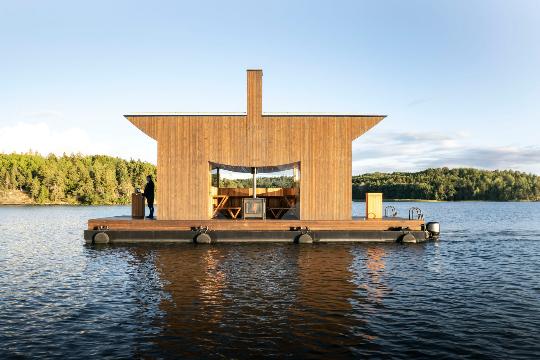 https://detail-cdn.s3.eu-central-1.amazonaws.com/media/catalog/product/0/0/00-schwimmende-sauna-stockholm-sandellsandberg-arkitekter.jpg?width=437&height=582&store=de_de&image-type=image