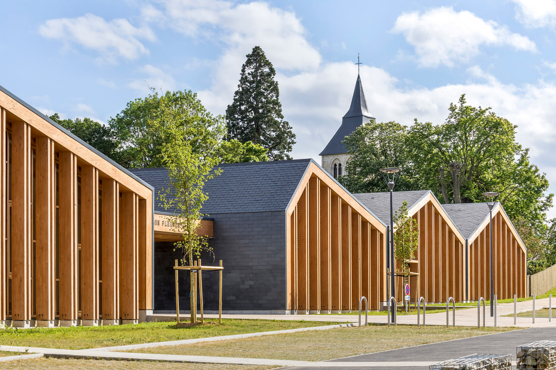https://detail-cdn.s3.eu-central-1.amazonaws.com/media/catalog/product/0/0/00-teaser-schule-heudebouville-hemaa-architectes-sergio-grazia.jpg?width=437&height=582&store=de_de&image-type=image