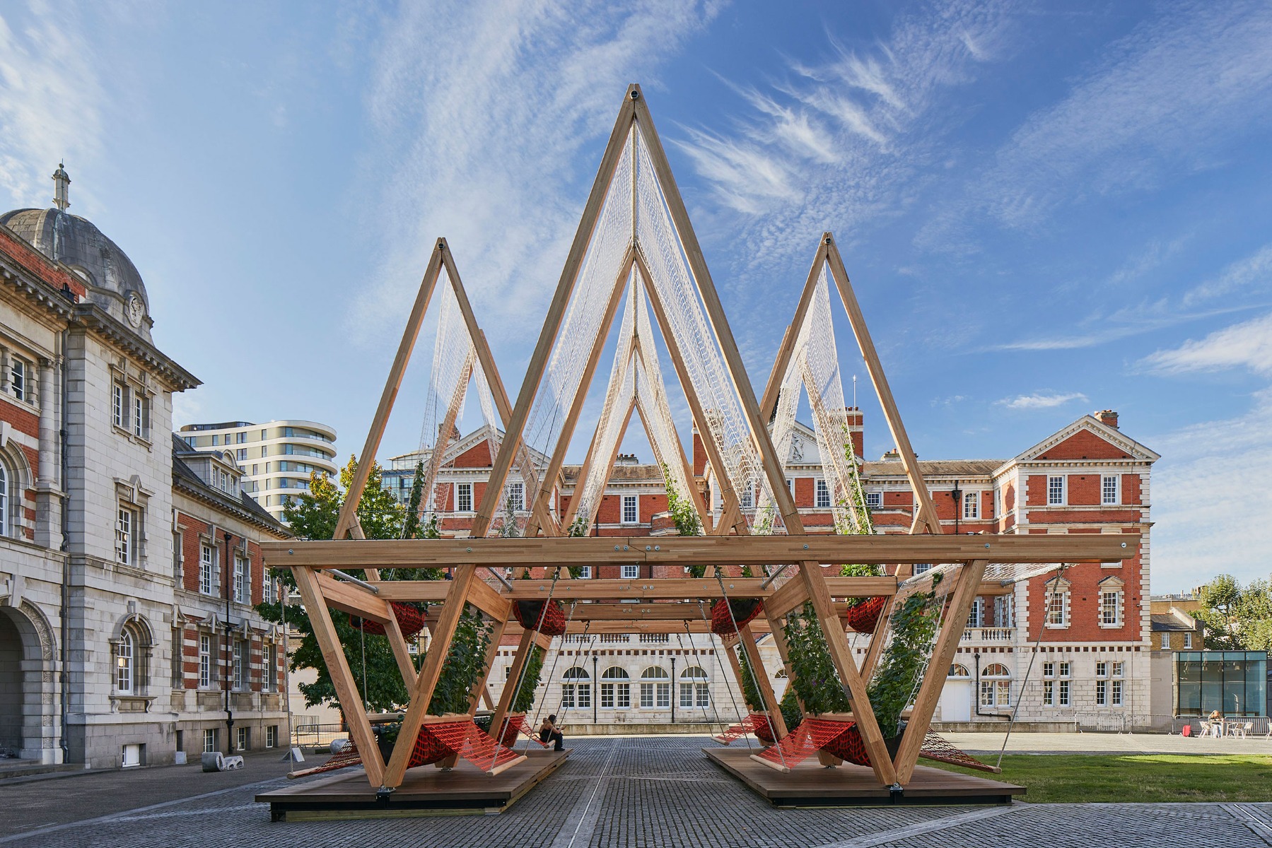 Die temporäre Holzkonstruktion steht im Hof der Chelsea School of Art in London. © EdReeve_Courtesy_of_LDF
