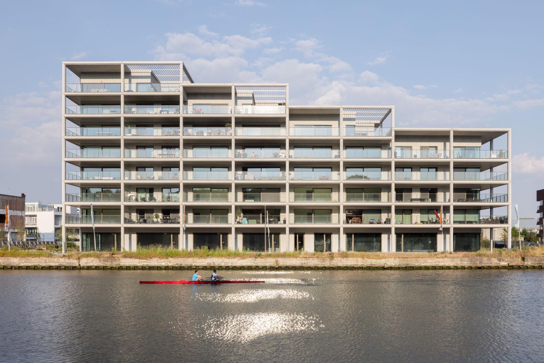 Zum Brüssel-Schelde-Kanal öffnen sich die Wohnungen zu 3,5 m tiefen Terrassen aus Betonfertigteilen. © Ulrich Schwarz, Berlin