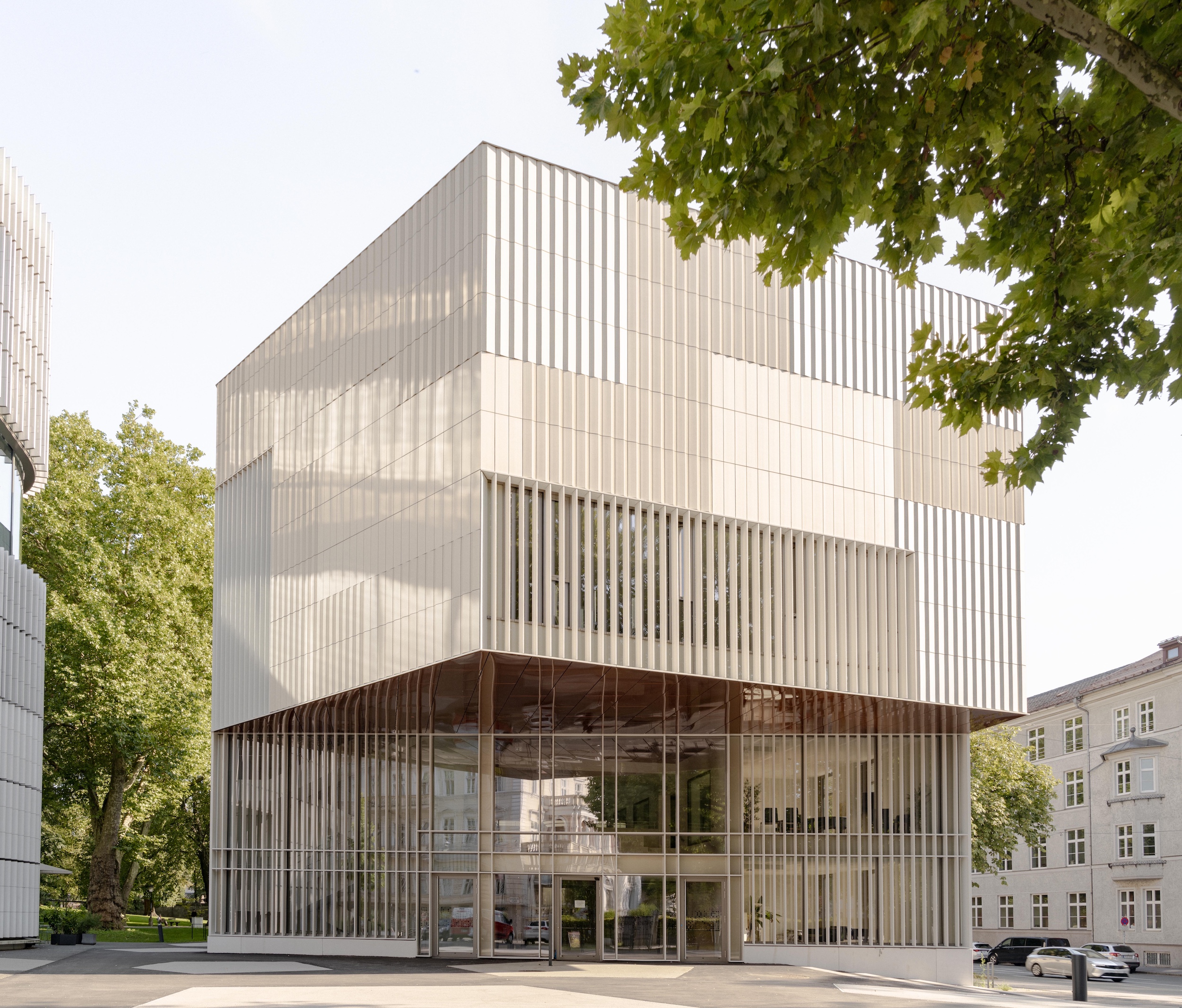 Blick vom vorgelagerten Platz auf den Neubau der Universität Mozarteum am Kurgarten in Salzburg. © Ana Barros für Berger Parkkinen +