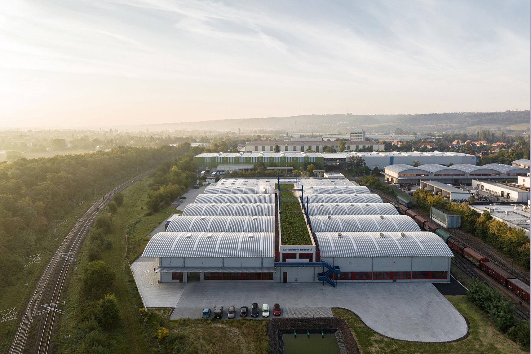 https://detail-cdn.s3.eu-central-1.amazonaws.com/media/catalog/product/0/0/001_ellerhold-radebeul-2023_peneder-fast-forward_ansicht_firmengelaende_drohnenaufnahme.jpg?width=437&height=582&store=de_de&image-type=image