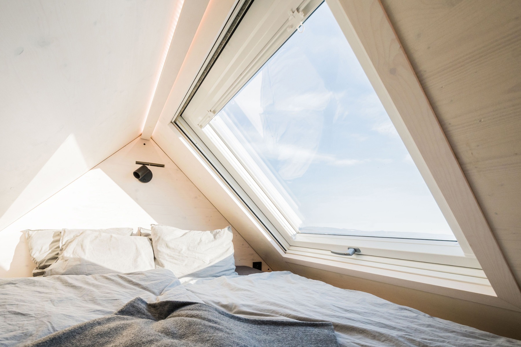 Gesteuert wird die Heizfunktion des Fensters durch eine bauseitige Schaltung oder durch ein optional erhältliches Funk-Thermostat. © Roto Frank Dachsystem-Technologie 