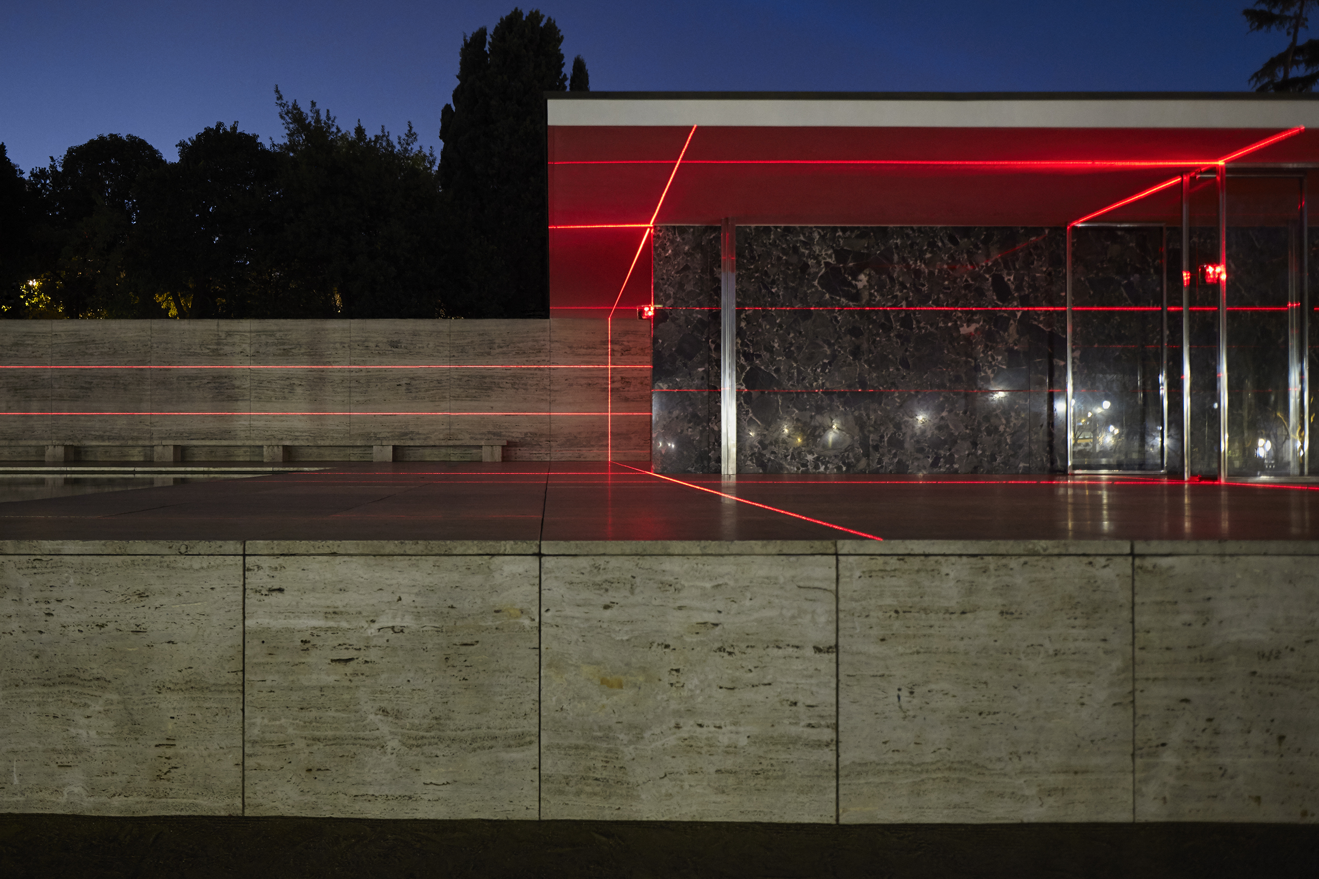 https://detail-cdn.s3.eu-central-1.amazonaws.com/media/catalog/product/0/0/003_Web_Res_Luftwerk_Mas_Context_Geometry_of_Light_Barcelona_Pavilion_Kate_Joyce.jpg?width=437&height=582&store=de_de&image-type=image