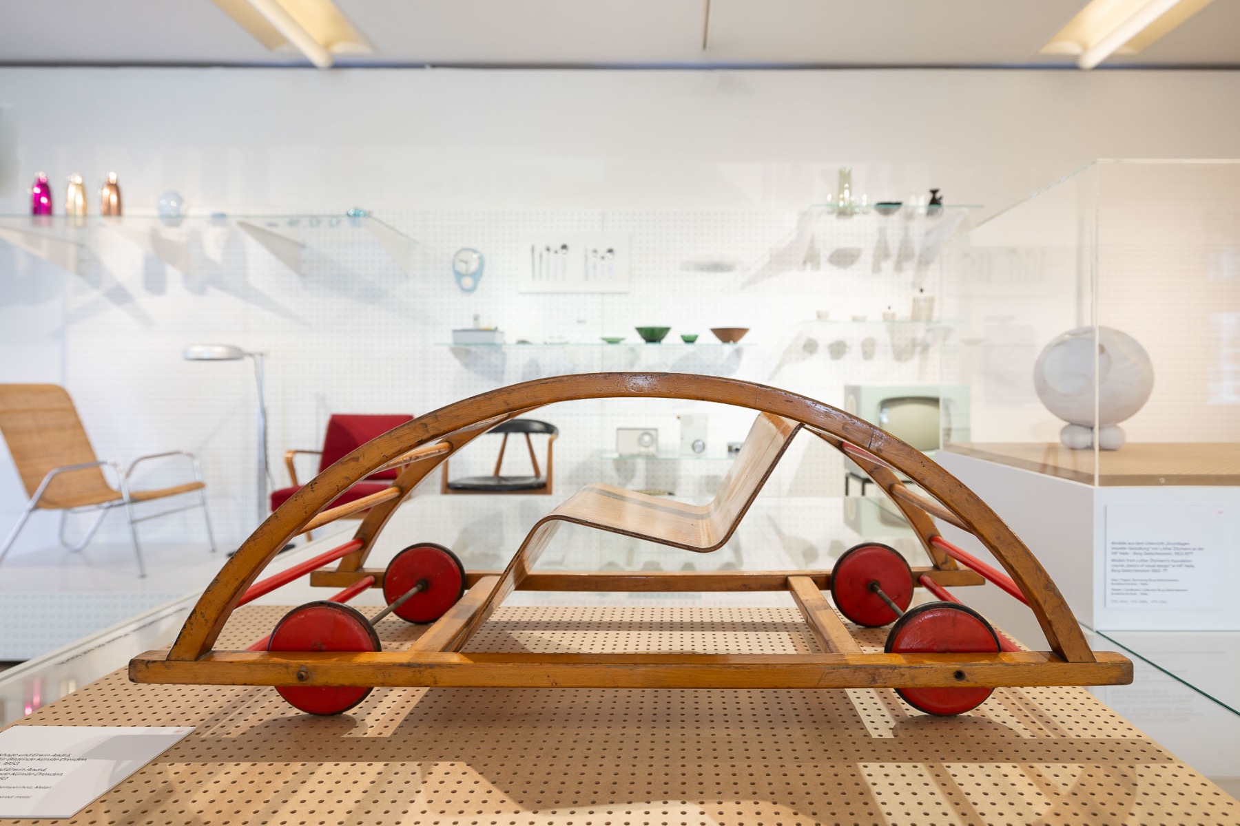 Schaukelwagen von Hans Brockhage und Erwin Andrä, 1950, in der Sonderausstellung Deutsches Design 1949-1989 in Wien, © SKB 