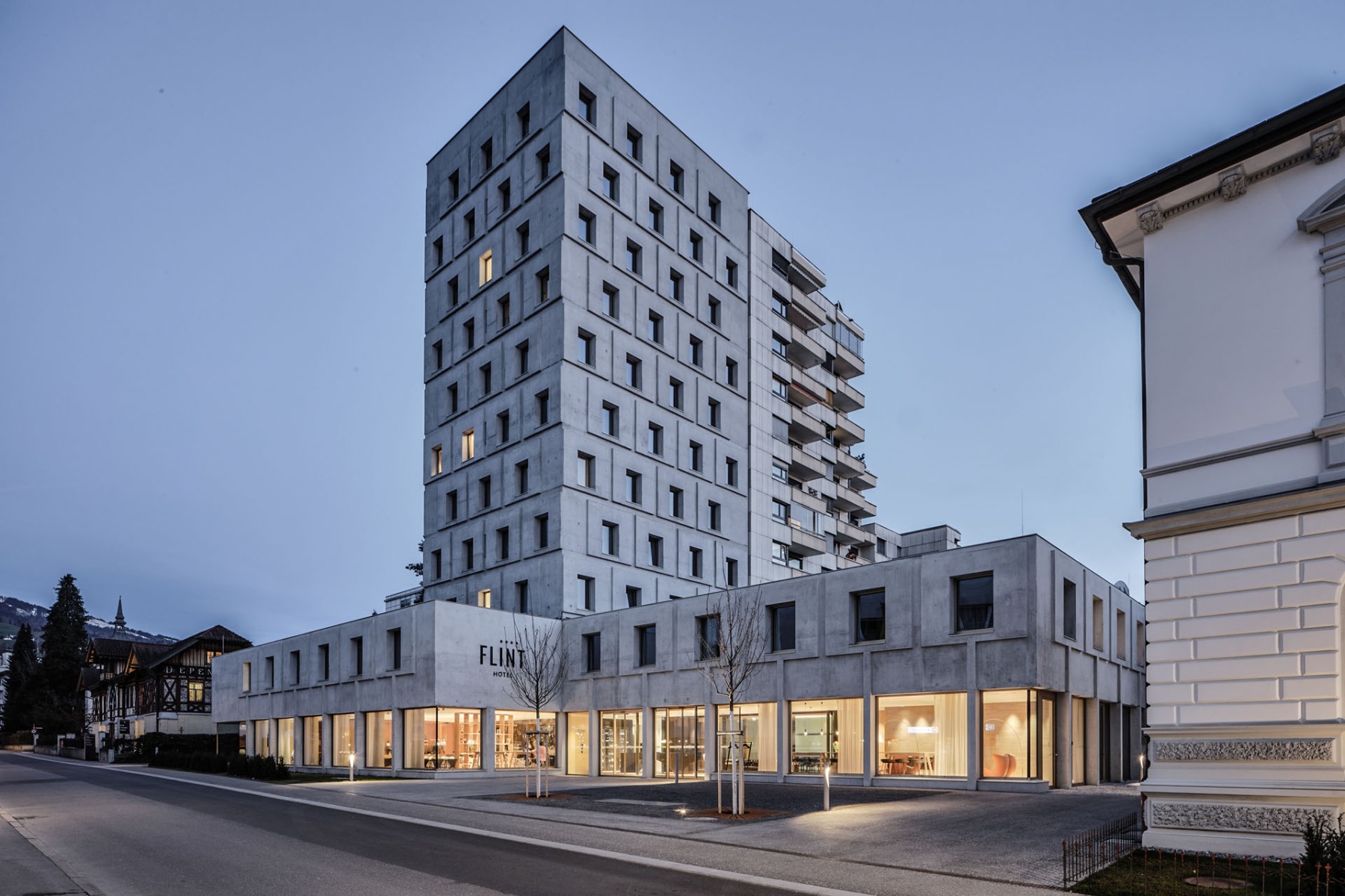 https://detail-cdn.s3.eu-central-1.amazonaws.com/media/catalog/product/0/1/01-01-hotel_in_dornbirn_von_marte.marte_architekten_0a_0a_1.jpg?width=437&height=582&store=de_de&image-type=image