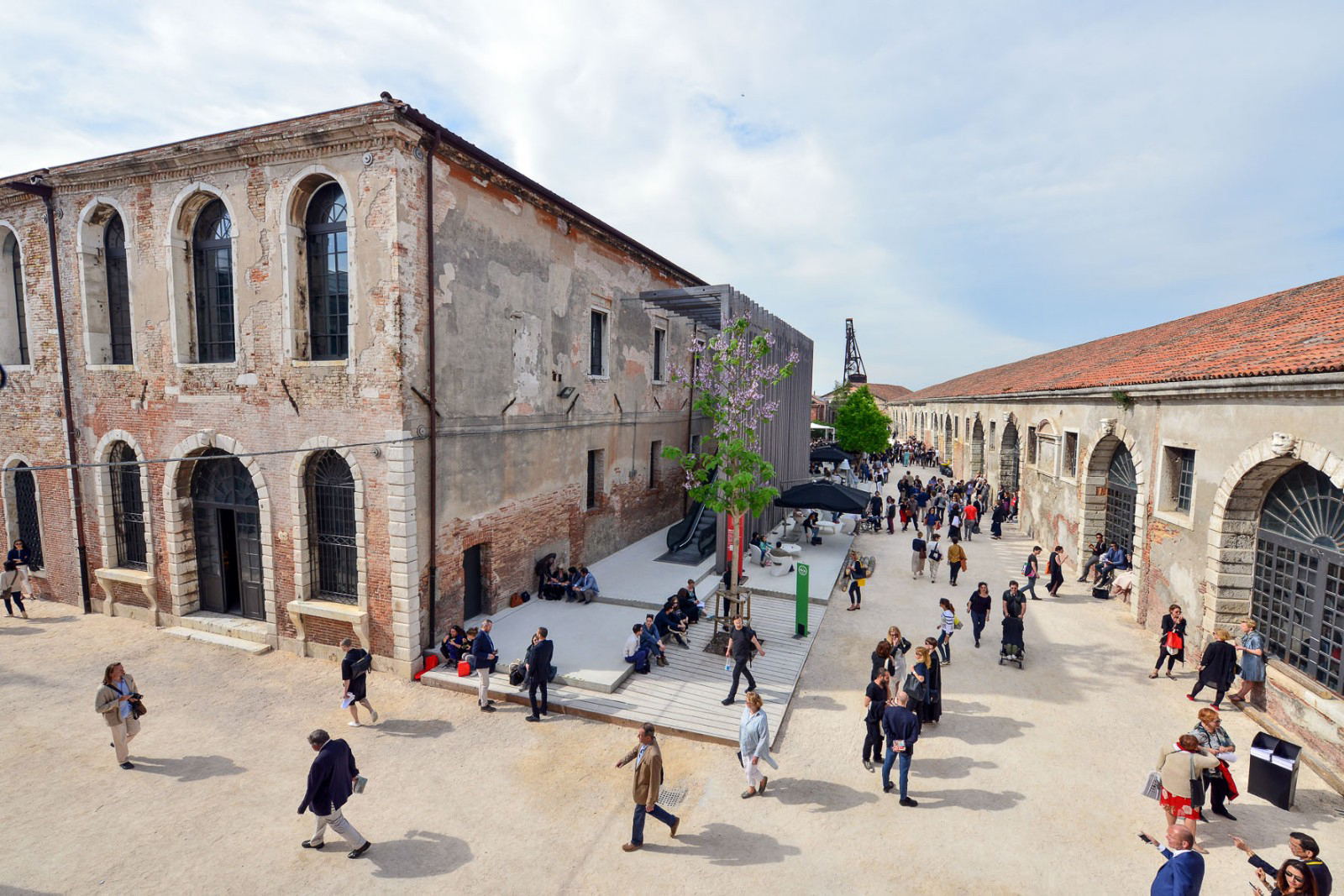 https://detail-cdn.s3.eu-central-1.amazonaws.com/media/catalog/product/0/1/01-Biennale-Arsenale-Photo-by-Andrea-Avezzu__---Courtesy-La-Biennale-di-Venezia_1.jpg?width=437&height=582&store=de_en&image-type=image