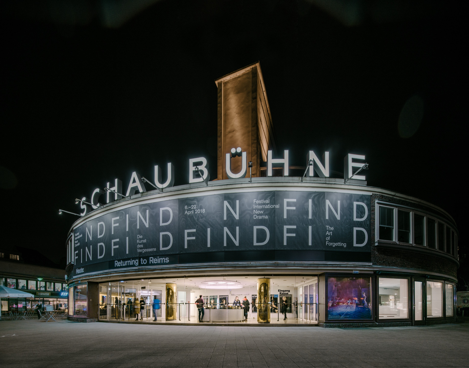 https://detail-cdn.s3.eu-central-1.amazonaws.com/media/catalog/product/0/1/01-Empfang-Schaubuehne-Berlin-Barkow-Leibinger-Simon-Menges.jpg?width=437&height=582&store=de_de&image-type=image