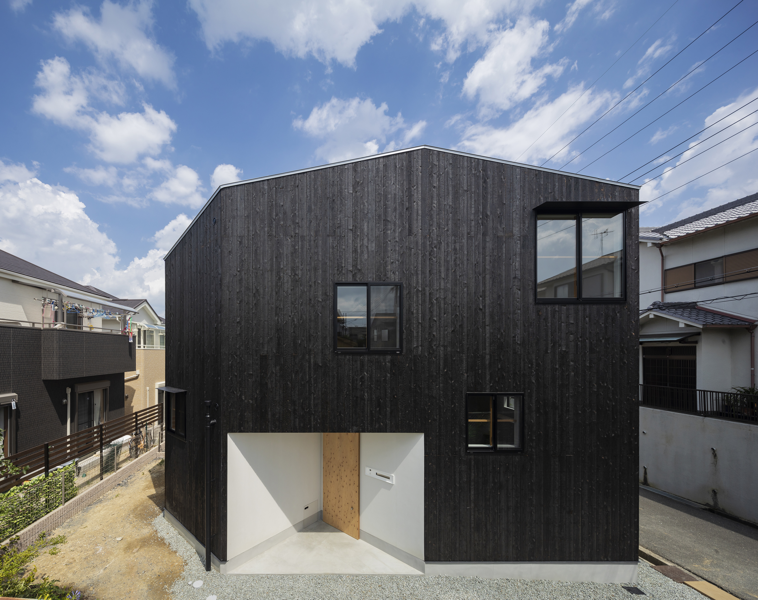 https://detail-cdn.s3.eu-central-1.amazonaws.com/media/catalog/product/0/1/01-House-in-Takatsuki-Tato-Architects-Shinkenchiku-Sha.jpg?width=437&height=582&store=de_en&image-type=image