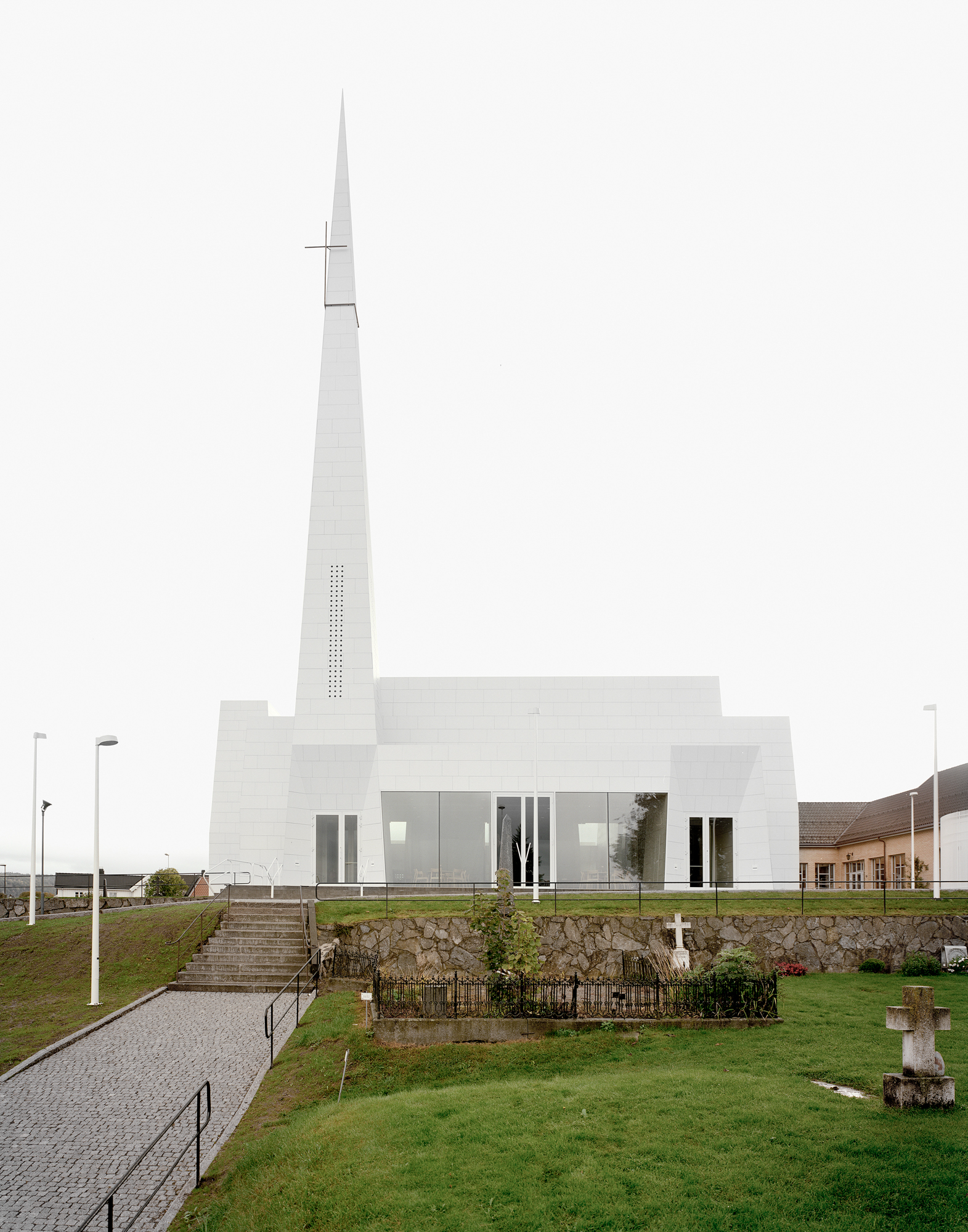 https://detail-cdn.s3.eu-central-1.amazonaws.com/media/catalog/product/0/1/01-Kirche-von-Espen-Surnevik-Rasmus-Norlander.jpg?width=437&height=582&store=de_de&image-type=image