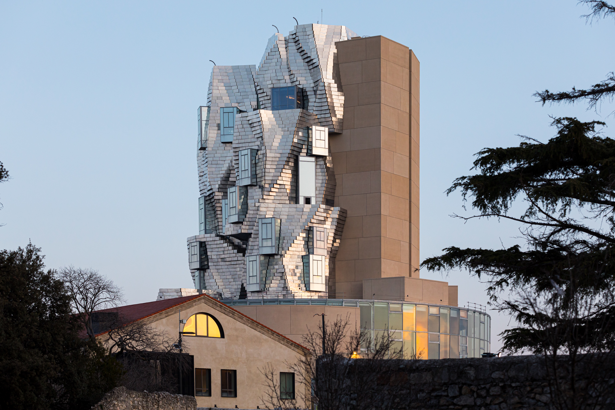 https://detail-cdn.s3.eu-central-1.amazonaws.com/media/catalog/product/0/1/01-Kulturstiftung-Luma-Gehry.jpg?width=437&height=582&store=de_de&image-type=image