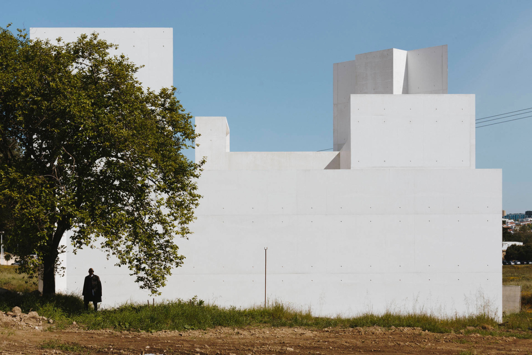 Álvaro Siza erweitert das Kloster Leça do Balio um eine Kapelle aus weißem Beton. © Alexandre Delmar