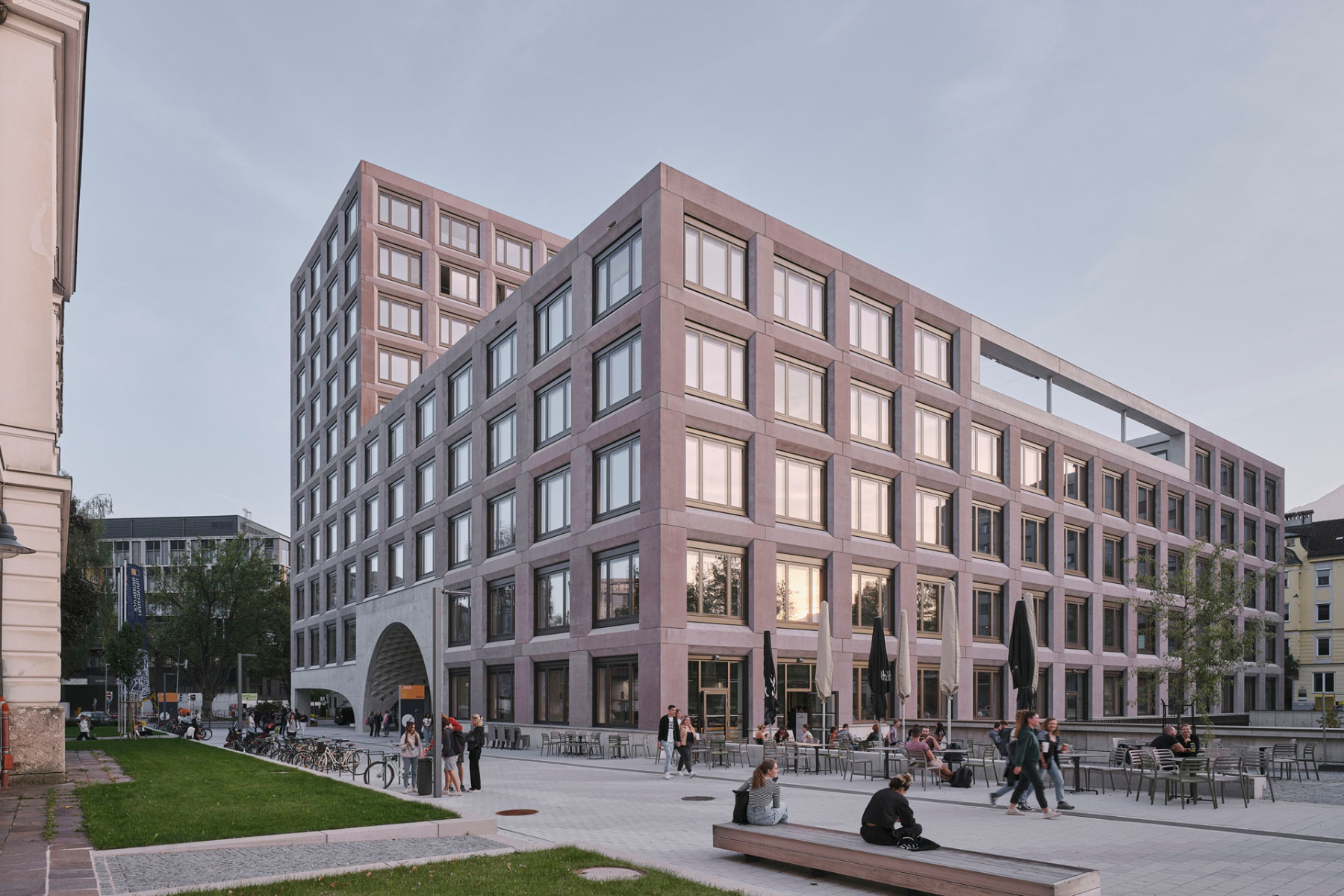 Das&#x20;Agnes-Heller-Haus&#x20;h&#xFC;llt&#x20;sich&#x20;fast&#x20;komplett&#x20;in&#x20;rote&#x20;Betonfertigteile.&#x20;&#xA9;&#x20;David&#x20;Schreyer