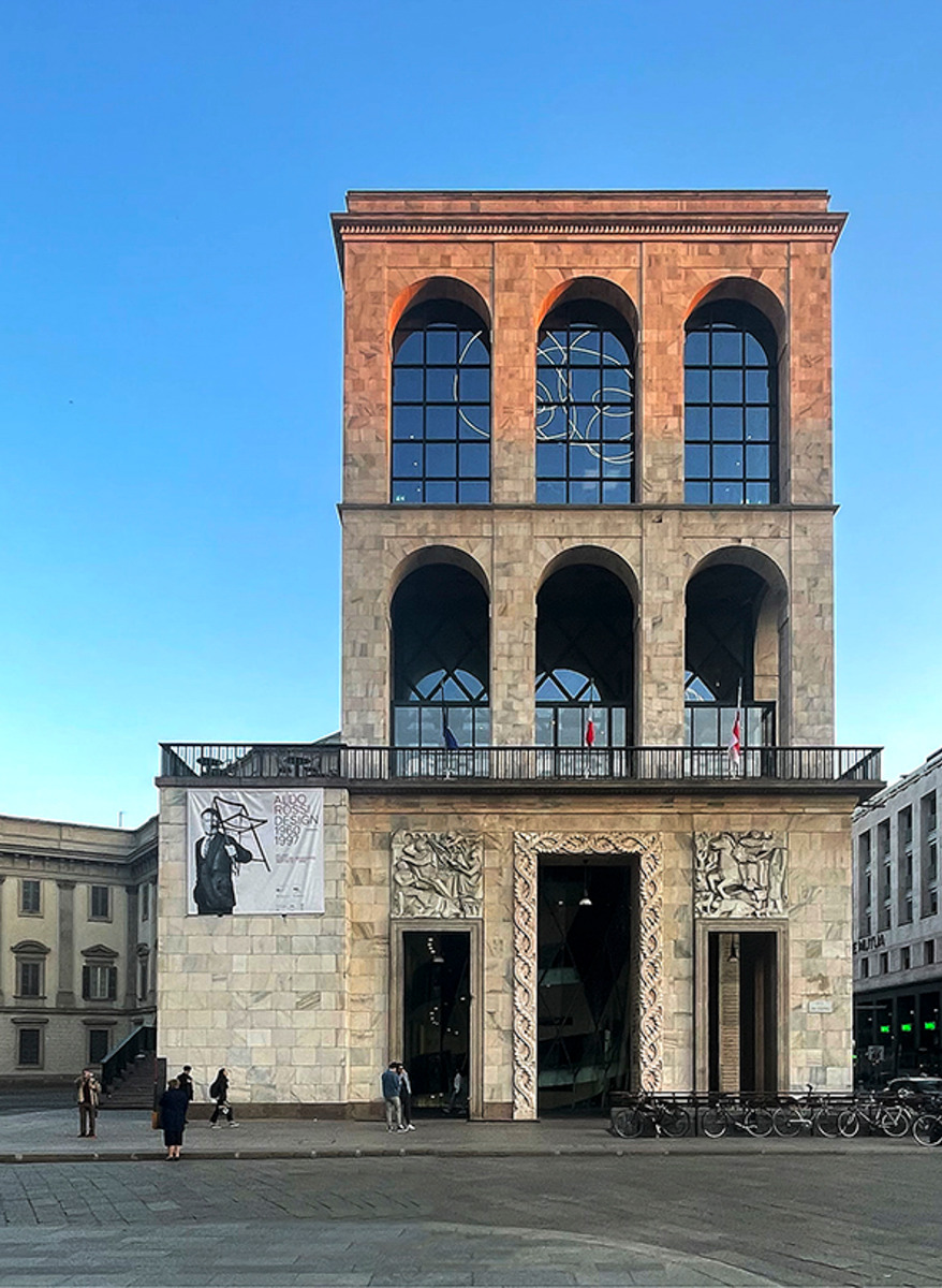 https://detail-cdn.s3.eu-central-1.amazonaws.com/media/catalog/product/0/1/01-aldo-rossi-ausstellung-mailand.jpg?width=437&height=582&store=de_de&image-type=image