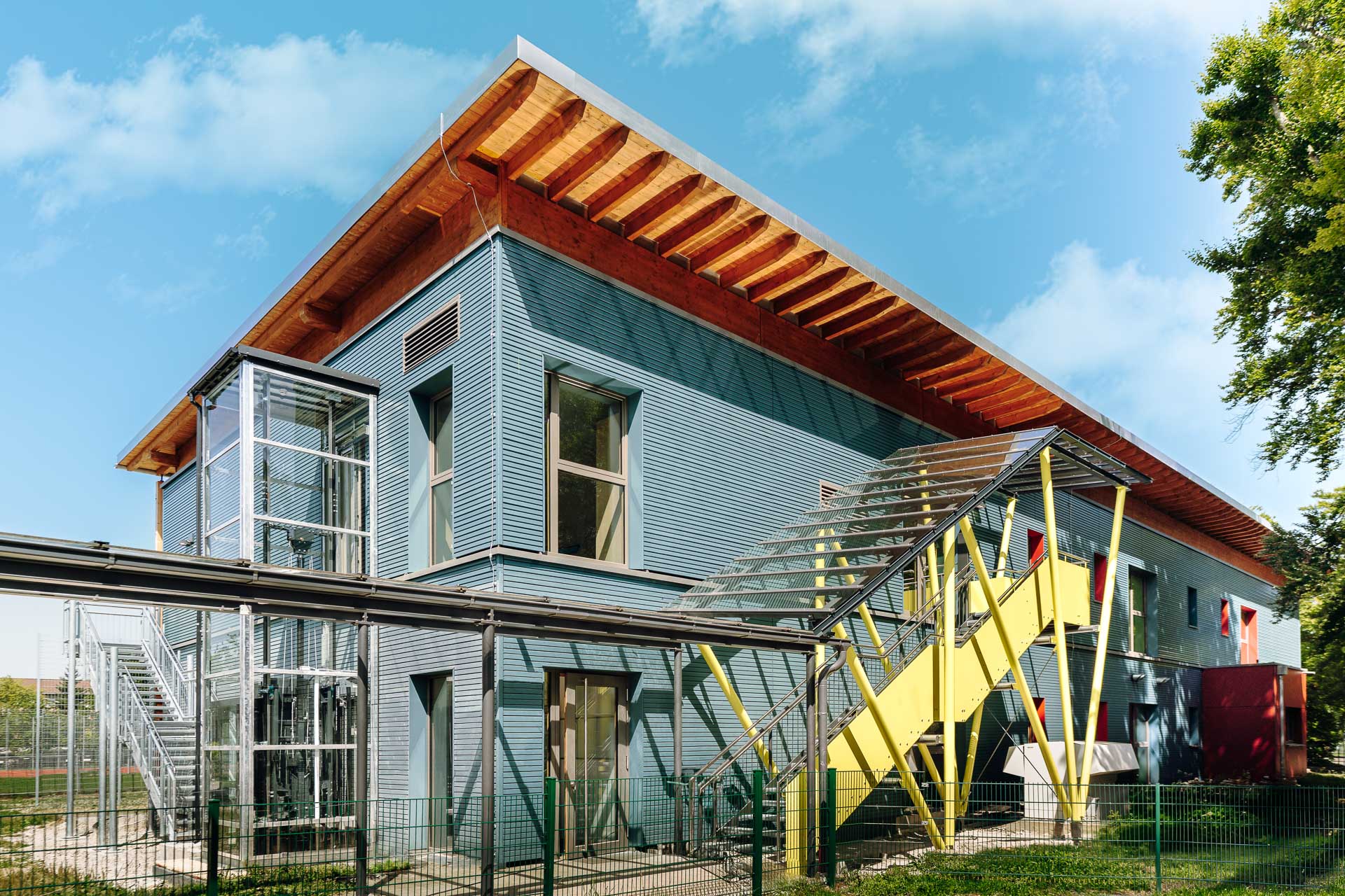 Weil im Erdgeschoss wesentlich bauliche Maßnahmen bereits vorbereitet waren, verlieft die modulare Aufstockung der Mittagsbetreuung im laufenden Betrieb zügig und reibungslos. © Malik Studio