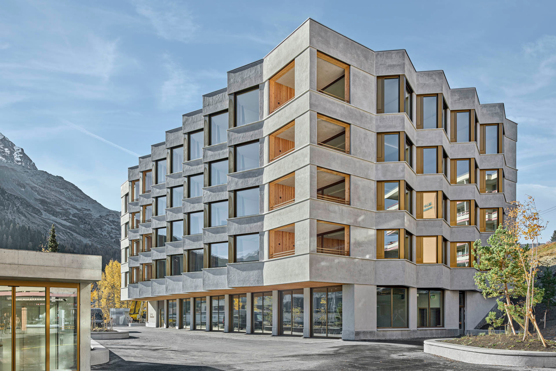 https://detail-cdn.s3.eu-central-1.amazonaws.com/media/catalog/product/0/1/01-alterszentrum-du-lac-st-moritz-bgp-architekten.jpg?width=437&height=582&store=de_de&image-type=image
