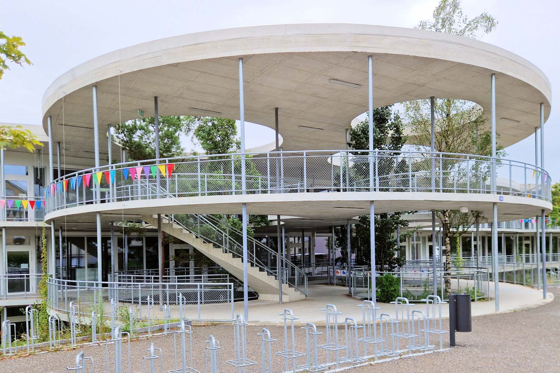 Das&#x20;von&#x20;Schneider&#x20;Studer&#x20;Primas&#x20;entworfene&#x20;Schulhaus&#x20;Wallr&#xFC;ti&#x20;in&#x20;Winterthur&#x20;kombiniert&#x20;offene&#x20;Erschlie&#xDF;ung&#x20;mit&#x20;klarer&#x20;Struktur.&#x20;Die&#x20;Betonfl&#xE4;chen&#x20;der&#x20;Laubeng&#xE4;nge&#x20;sind&#x20;mit&#x20;SWISSGrip&#x20;GSAS&#x20;rutschfest&#x20;beschichtet.&#x20;&#xA9;&#x20;GriP&#x20;Safety&#x20;Coatings&#x20;AG