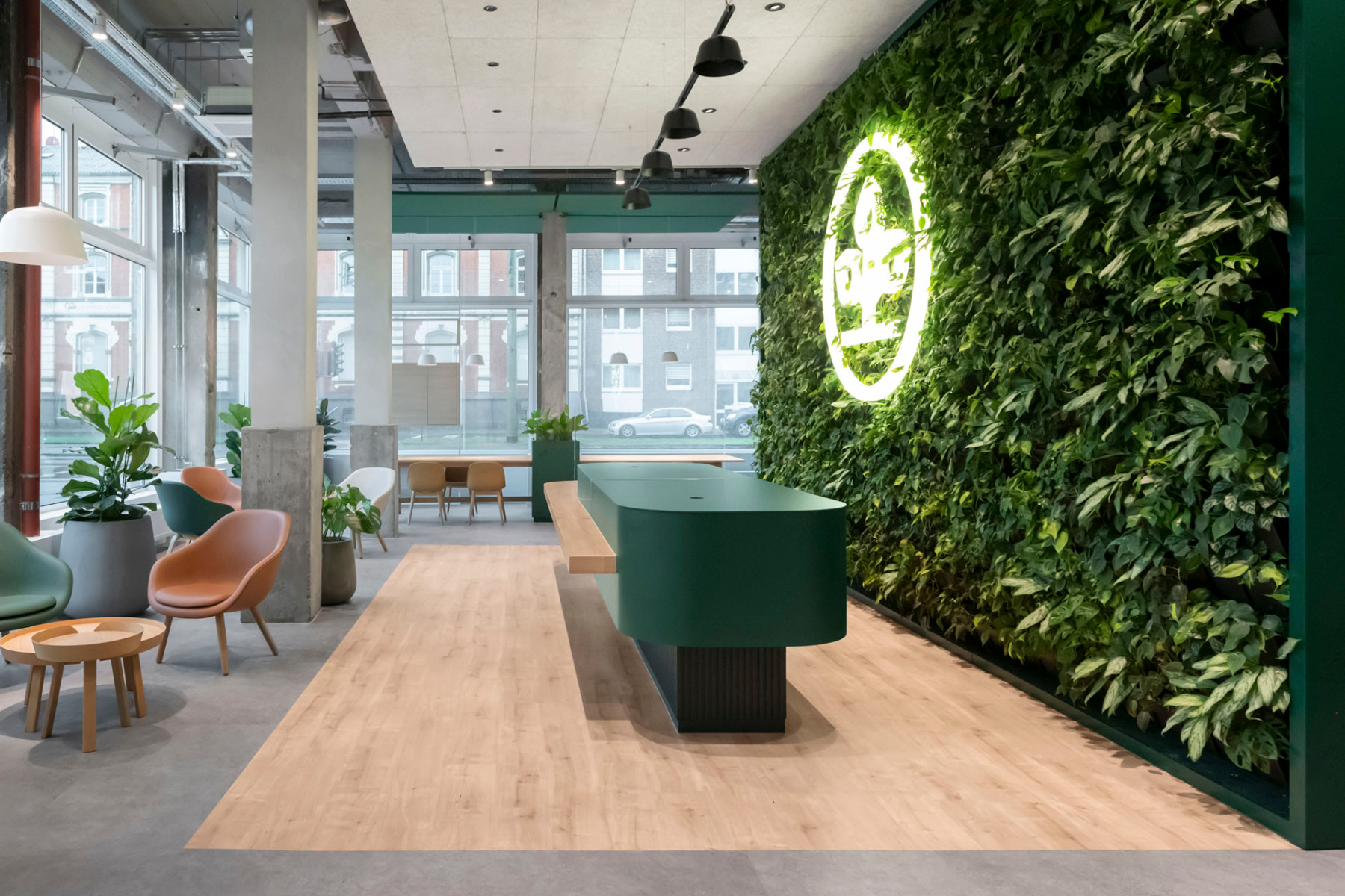 Frischekur: Nach und nach werden 60 Geschäftsstellen der AOK Rheinland/Hamburg umgestaltet und u.a. mit Purline Bioboden wineo 1500 ausgestattet. © Windmöller/wineo