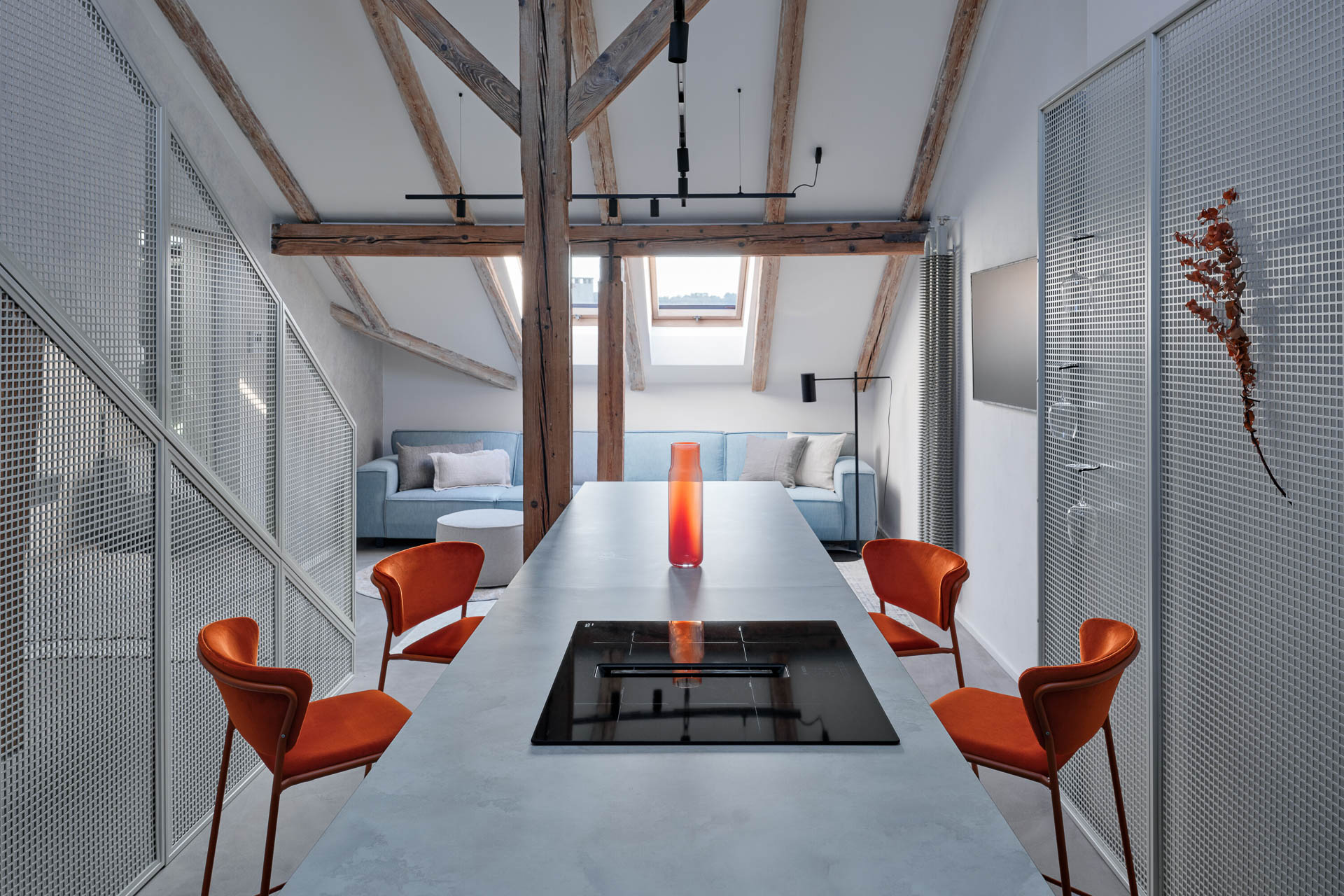 Sichtbare&#x20;Dachbalken&#x20;und&#x20;helle&#x20;Farben&#x20;sorgen&#x20;f&#xFC;r&#x20;eine&#x20;freundliche&#x20;Atmosph&#xE4;re&#x20;in&#x20;der&#x20;&#x20;sp&#xE4;rlich&#x20;belichteten&#x20;Dachwohnung.&#x20;&#xA9;&#x20;Boysplaynice