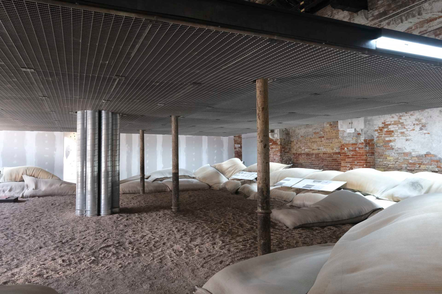 The contribution “Heatwave” in the Bahrain pavilion was awarded the Biennale's Golden Lion for the best national contribution. © Jakob Schoof