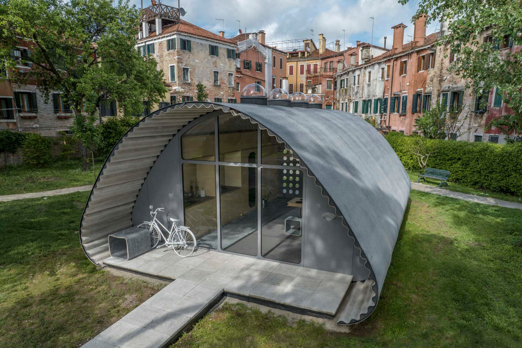 https://detail-cdn.s3.eu-central-1.amazonaws.com/media/catalog/product/0/1/01-architekturbiennale-venedig-2023-essential-homes-norman-foster.jpg?width=437&height=582&store=de_de&image-type=image
