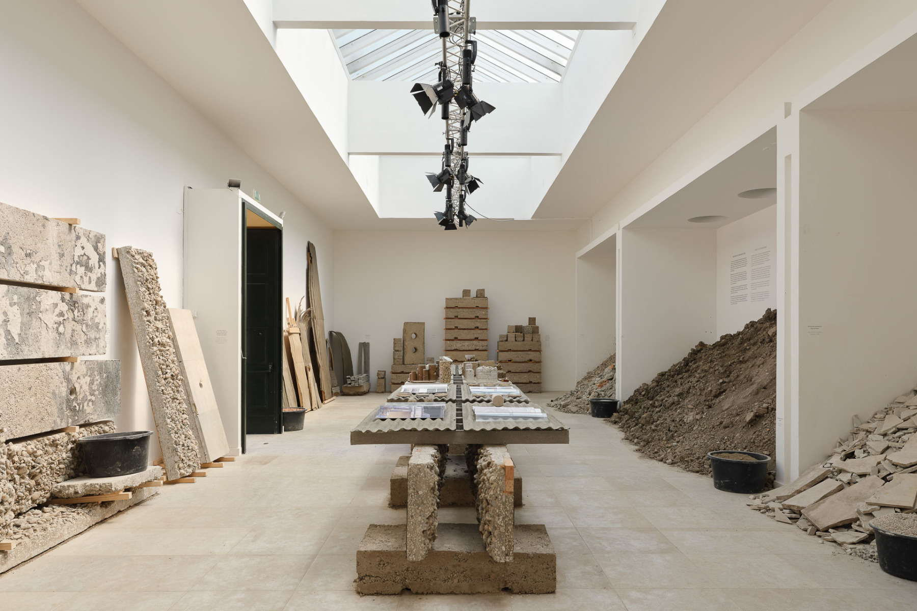 Architekt Søren Pihlmann macht die Sanierung des dänischen Pavillons zum Experiment und untersucht jedes Detail. © Hampus Berndtson