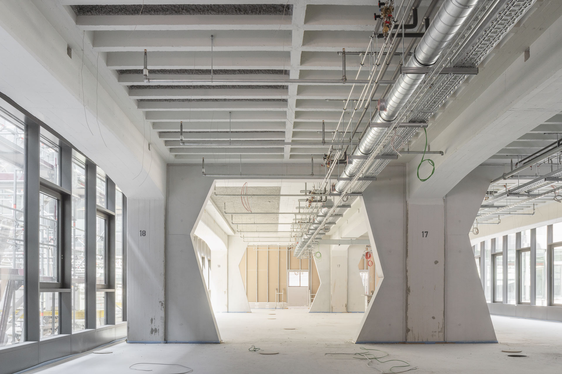 Blick in das Innere von „The Q“ in Nürnberg. Ernst Neuferts ehemalige Quelle-Zentrale soll Ende 2025 als gemischt genutztes Stadtquartier wieder eröffnet werden. © schnepp + renou