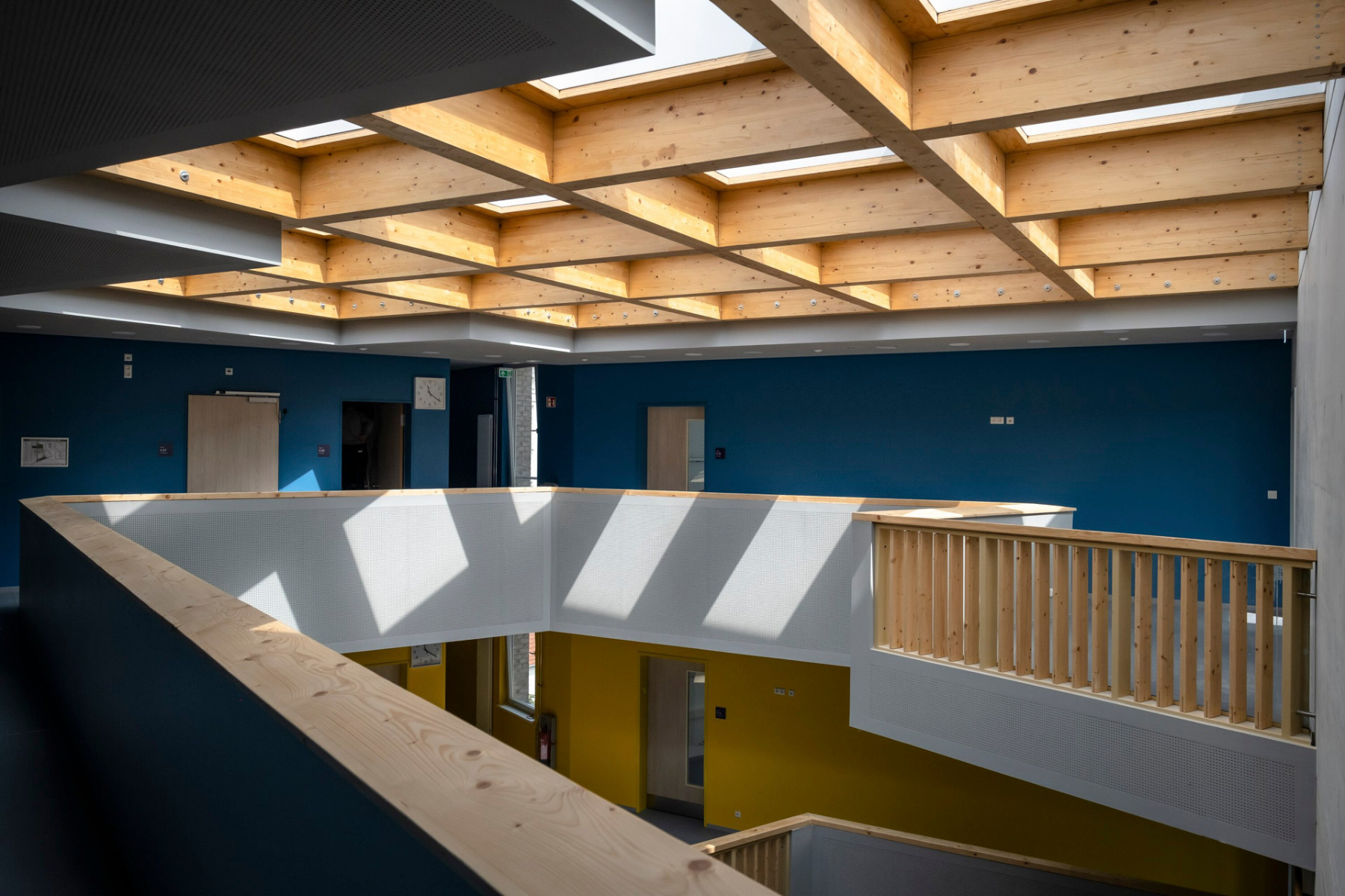 Farbe und Licht prägen das Atrium der von Numrich Albrecht Klumpp Architekten geplanten Schule. © Lamilux