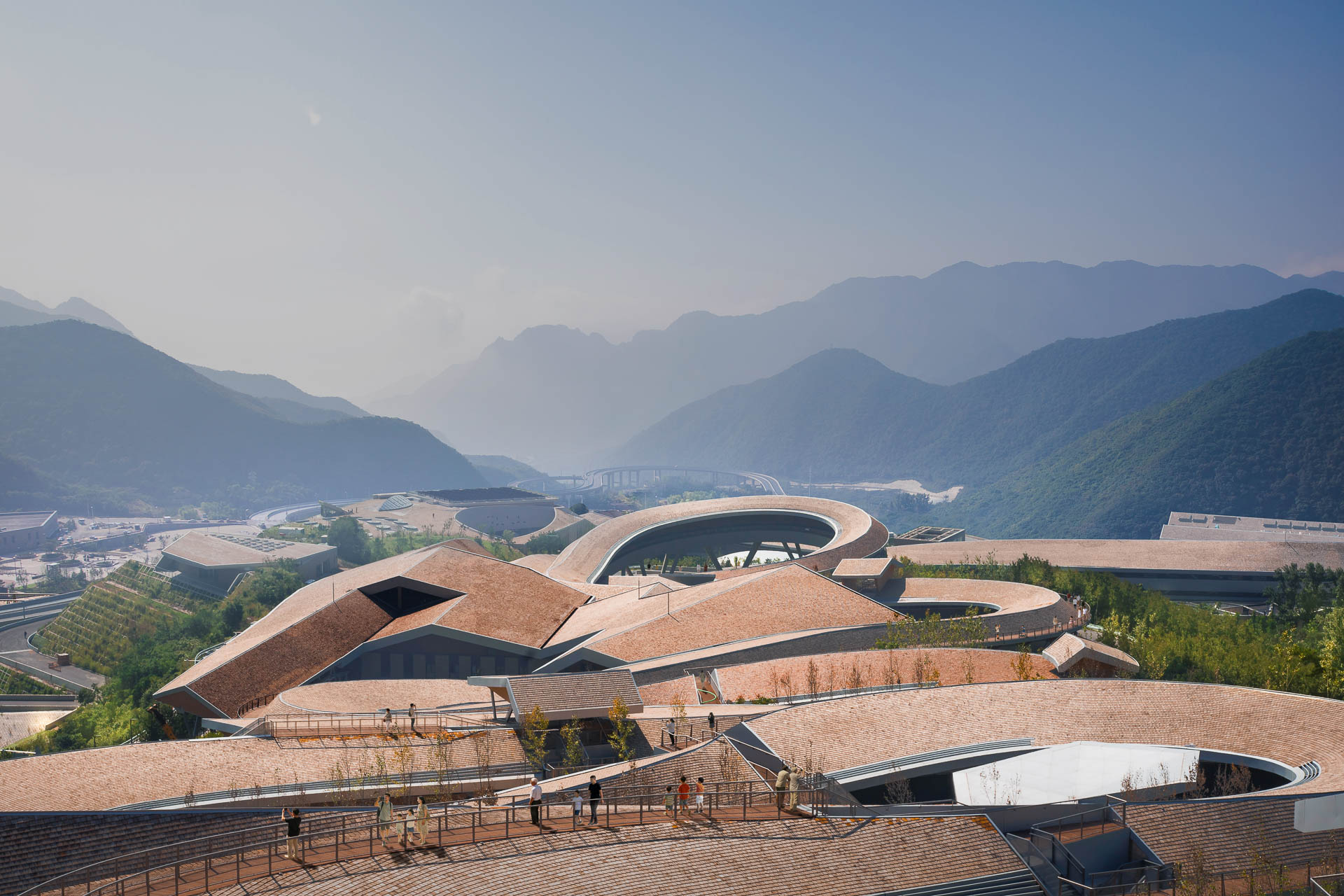 Die Kurven des nationalen Bob- und Rodelzentrums Yanquing im Wettkampfareal der Olympischen Winterspiele 2022 in Peking gleichen einem mythischen Drachen, der durch die Landschaft gleitet. © Atelier Li Xinggang