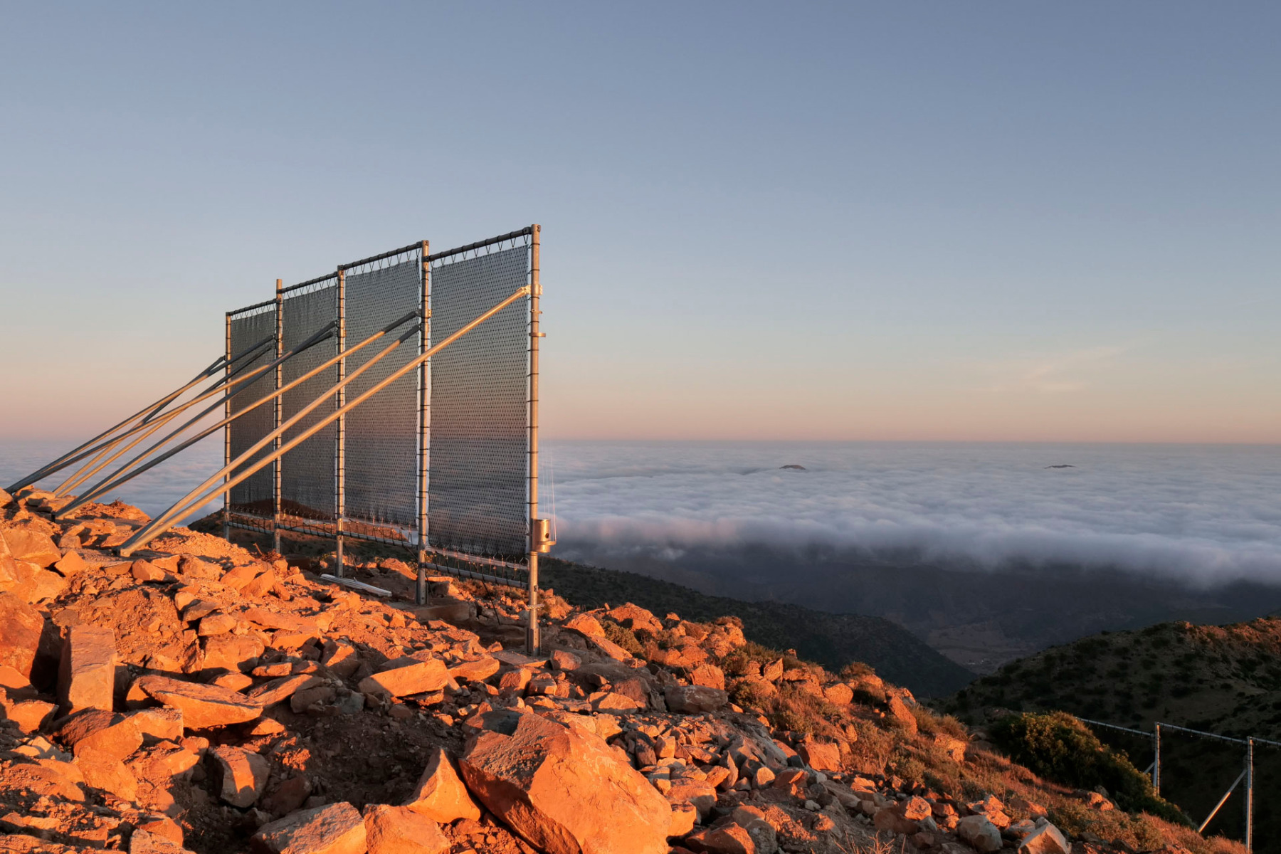 CloudFisher-Nebelkollektoren, ein innovatives System, das Wasser aus Nebel gewinnt © WasserStiftung