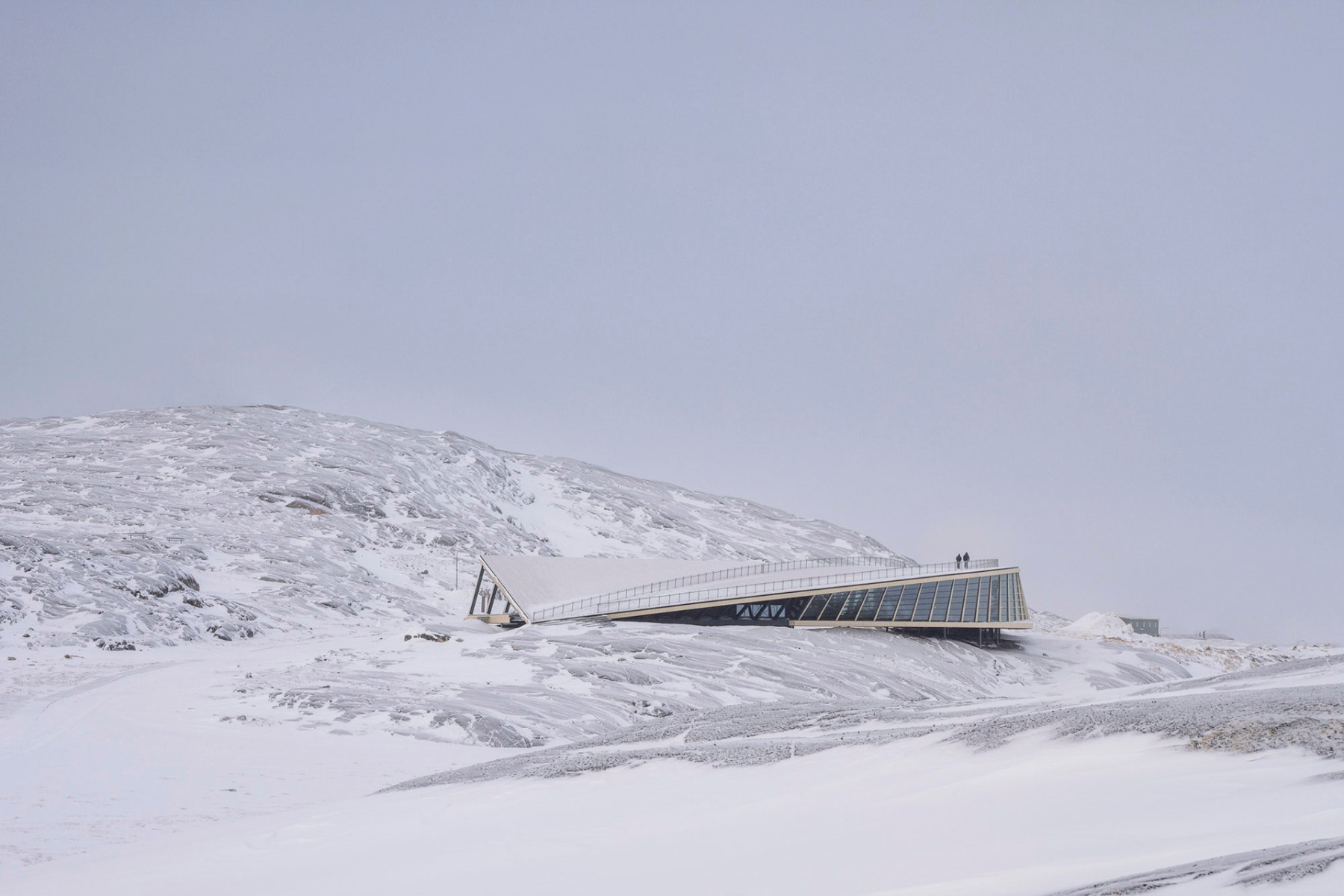 Das schneebedeckte Ilulissat Icefjord Centre in Grönland, © Adam Mørk