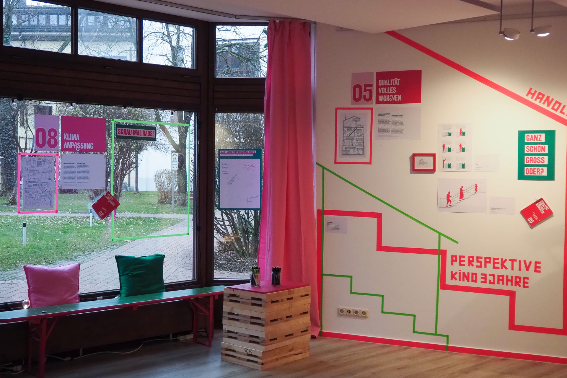 Acht interaktive Stationen machen sichtbar, wo in unserer gebauten Umwelt Ungerechtigkeiten entstehen – und zeigen Ansätze, wie eine faire, inklusive und sorgende Stadt gestaltet werden kann. © Lara Brezing