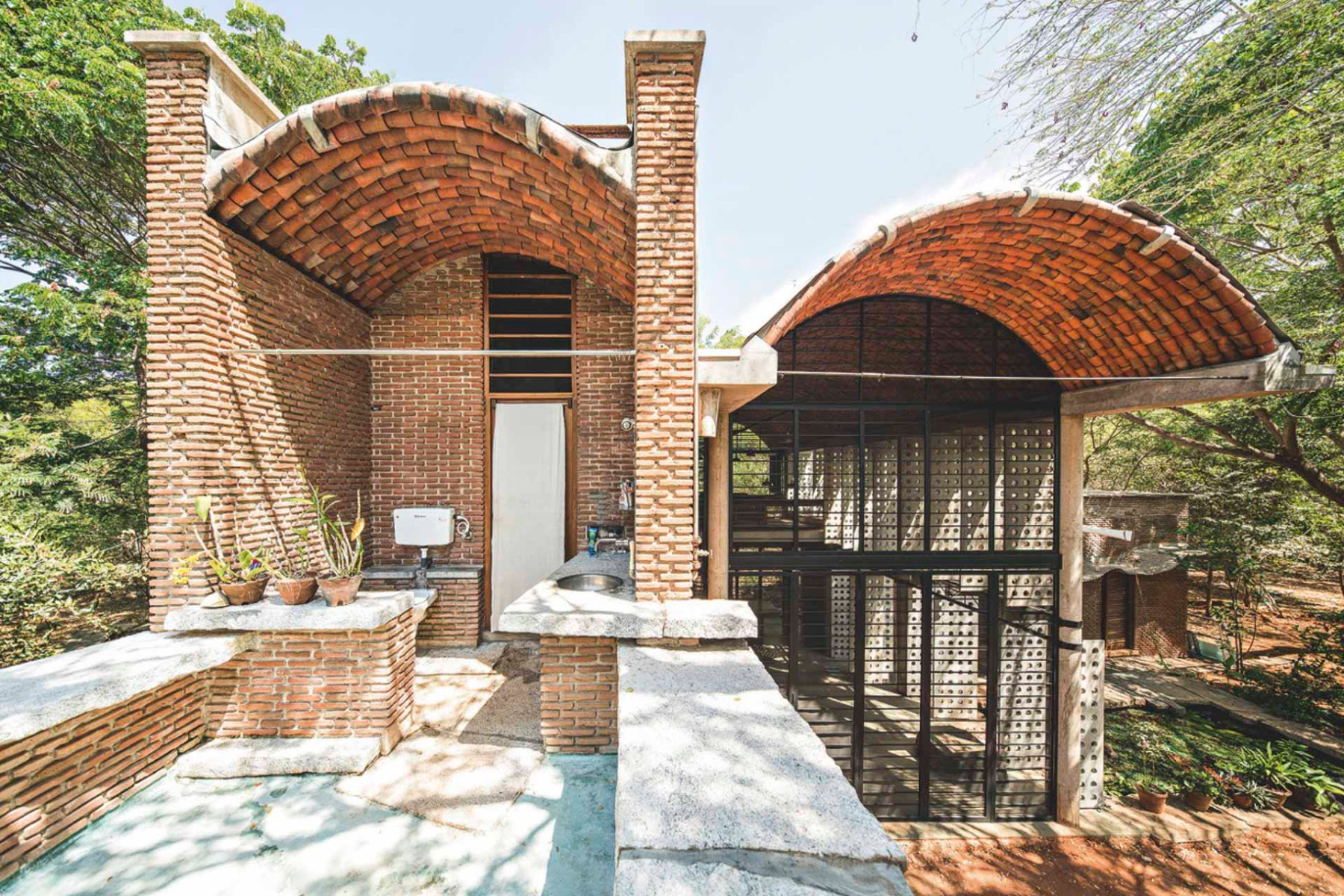 Mit&#x20;dem&#x20;legend&#xE4;ren&#x20;Wall&#x20;House&#x20;in&#x20;Auroville&#x20;schafft&#x20;Anupama&#x20;Kundoo&#x20;eine&#x20;por&#xF6;se&#x20;Verbindung&#x20;zwischen&#x20;Mensch&#x20;und&#x20;Natur.&#x20;&#xA9;&#x20;Javier&#x20;Callejas