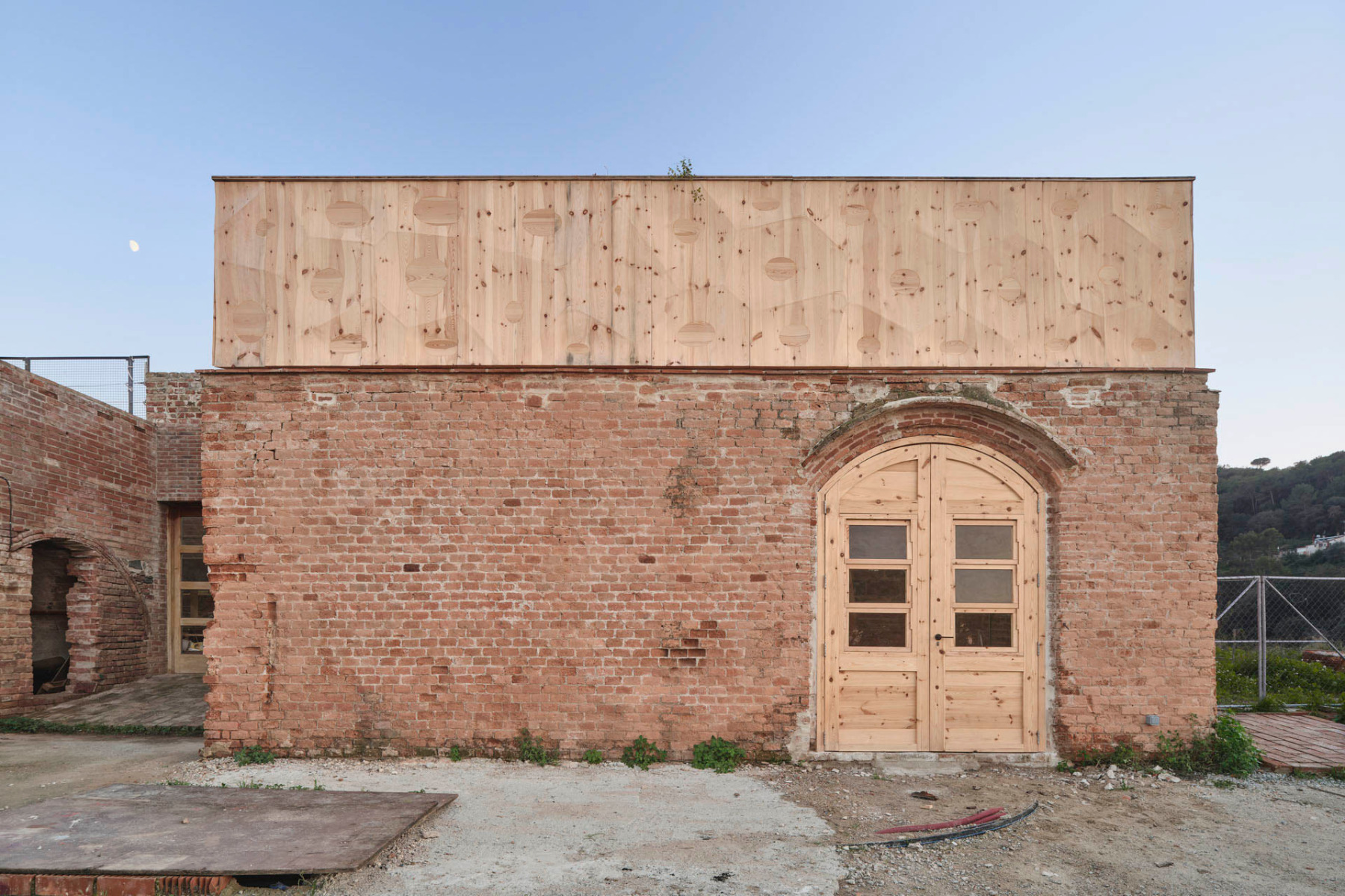 Internationale Master-Studierende des katalanischen Institute for Advanced Architecture (IAAC) haben für den sechsachsigen Fräsroboter der Architekturschule ein eigenes Haus geschaffen. © Adrià Goula