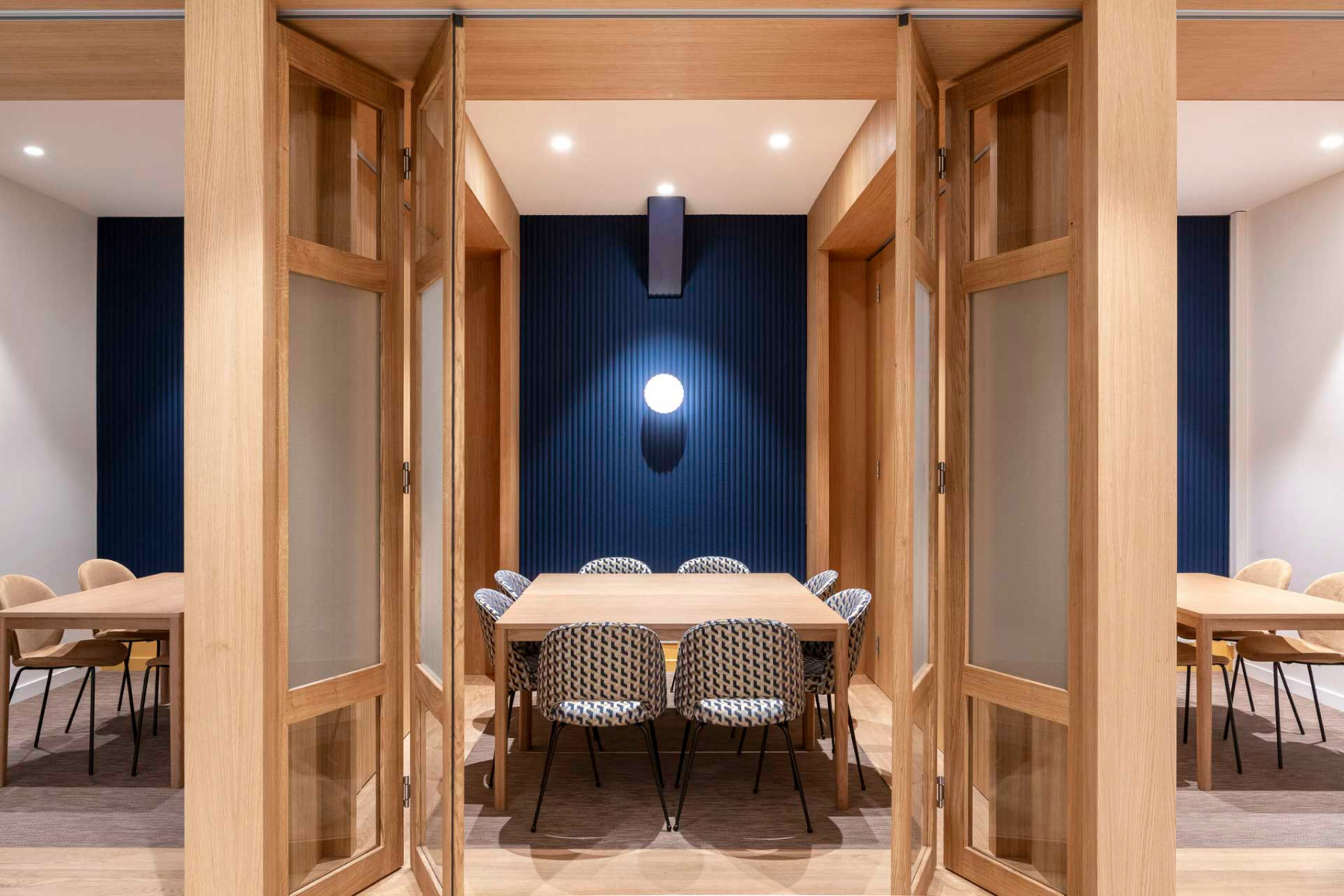 Hawa bietet Beschlagsysteme für verschiebbare Trennwände aus Holz und Glas – geeignet für lineare oder gebogene Anlagen, mit Fokus auf Schall-, Sichtschutz und flexible Raumgliederung. © Hawa Sliding Solutions