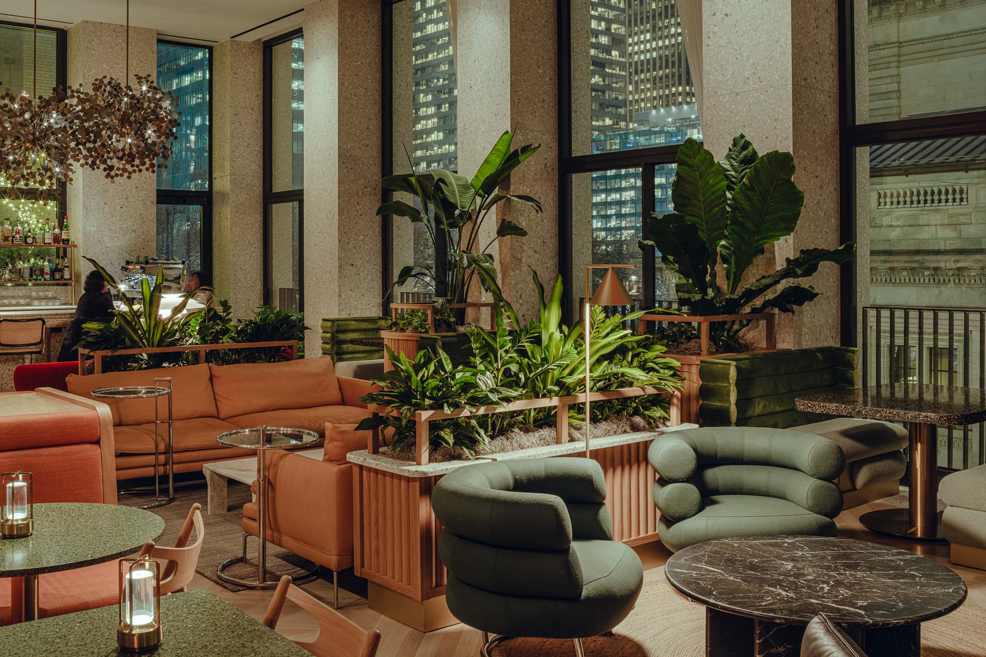 Im&#x20;Bryant&#x20;Tower&#x20;gestalten&#x20;Holloway&#x20;Li&#x20;den&#x20;Private&#x20;Members&#x20;Club&#x20;Branch&#x20;neu.&#x20;Der&#x20;lichtdurchflutete&#x20;Innenraum&#x20;kombiniert&#x20;unterschiedliche&#x20;Sitzgruppen&#x20;mit&#x20;M&#xF6;belklassikern&#x20;von&#x20;ClassiCon,&#x20;darunter&#x20;Adjustable&#x20;Table&#x20;E1027&#x20;und&#x20;Bibendum&#x20;Armchair.&#x20;&#xA9;&#x20;Pion&#x20;Studio