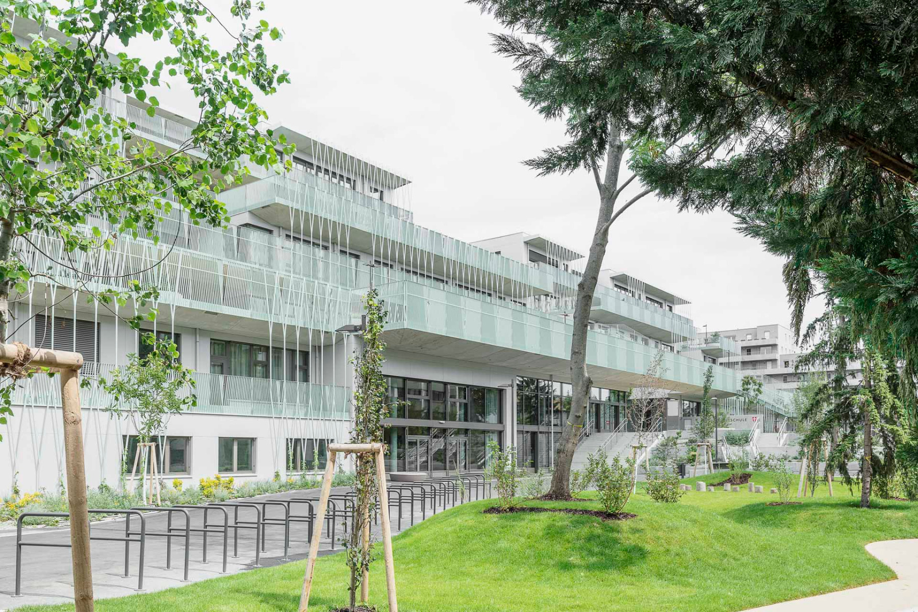 Mit einer abgetreppten Terrassen- und Balkonlandschaft orientiert sich der Komplex auf seiner Südseite zum Vorplatz hin. © tschinkersten fotografie