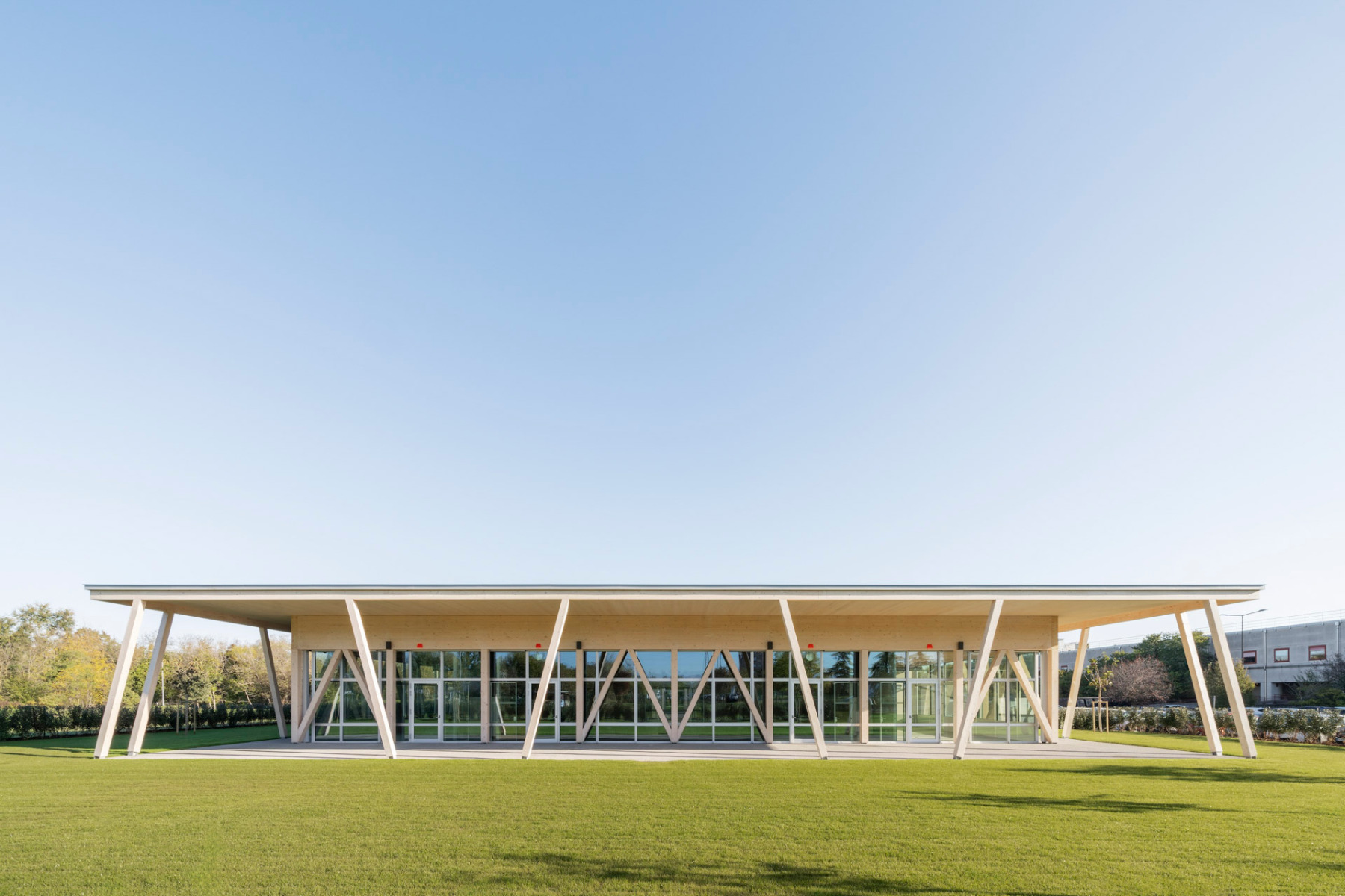 Beim Bildungszentrum handelt es sich um einen eingeschossigen Holzpavillon. © Marco Cappelletti, courtesy of Enrico Molteni Architecture