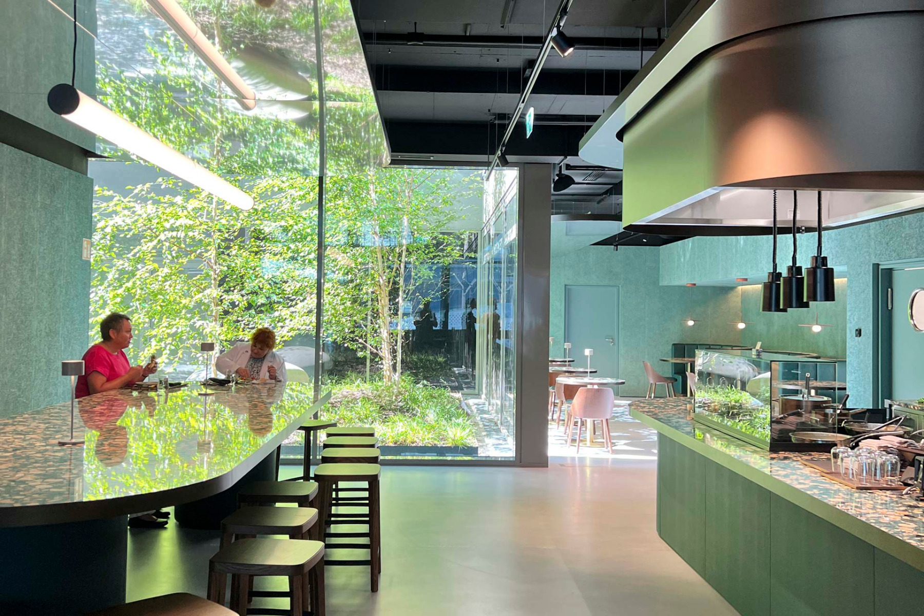 Das Bistro mit Blick auf den begrünten Innenhof, © Christian Dos Reis