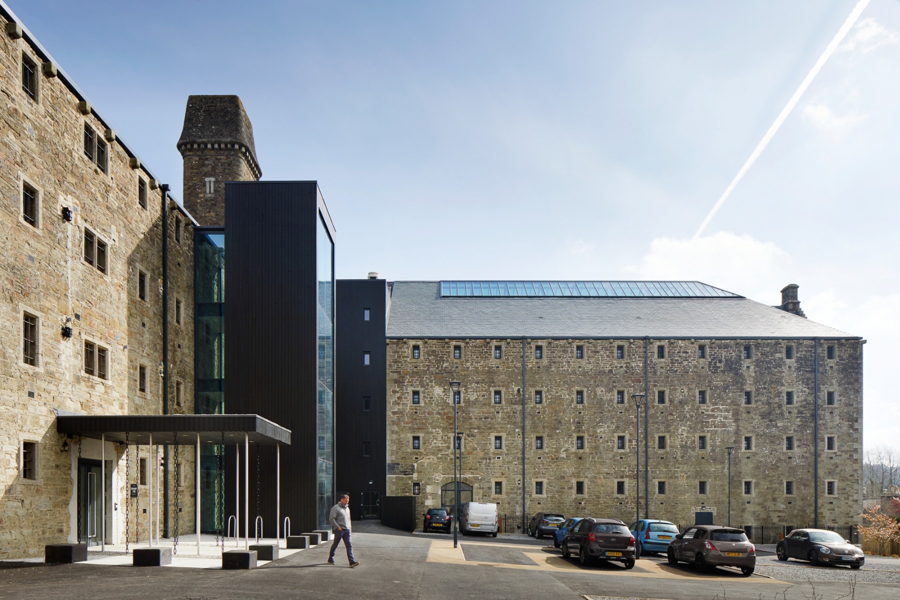 https://detail-cdn.s3.eu-central-1.amazonaws.com/media/catalog/product/0/1/01-bodmin-jail-hotel-in-cornwall-twelve-architects.jpg?width=437&height=582&store=de_de&image-type=image