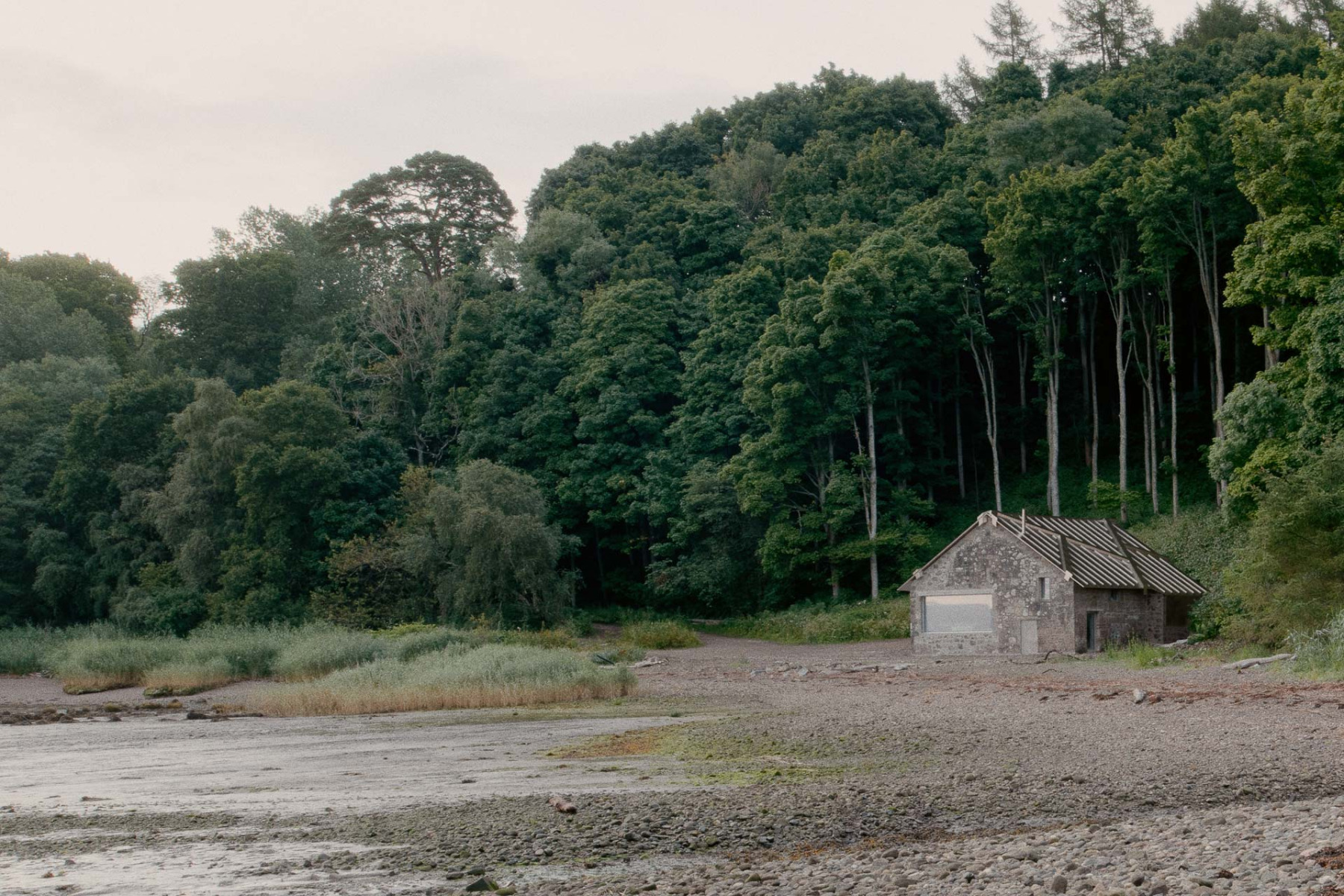 Bereits&#x20;von&#x20;au&#xDF;en&#x20;deutet&#x20;sich&#x20;die&#x20;ungew&#xF6;hnliche&#x20;Dachkonstruktion&#x20;des&#x20;Bootshauses&#x20;an.&#x20;&#xA9;&#x20;O.C.&#x20;Photography&#x20;