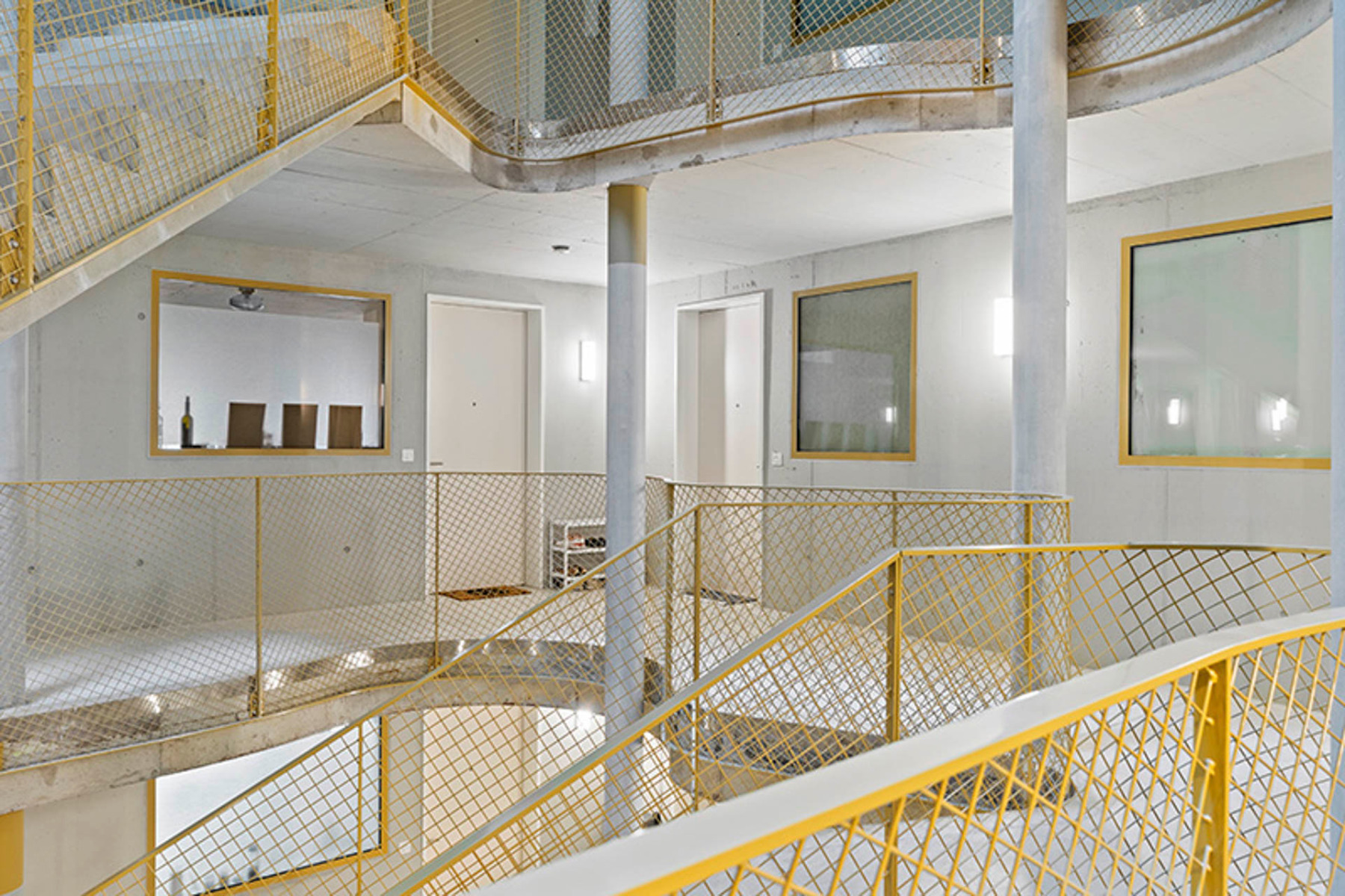 Trotz hoher Brandschutzanforderungen sollten Flure und Fluchtwege im Glasi-Quartier transparent und licht erscheinen. © Hammer Metall AG