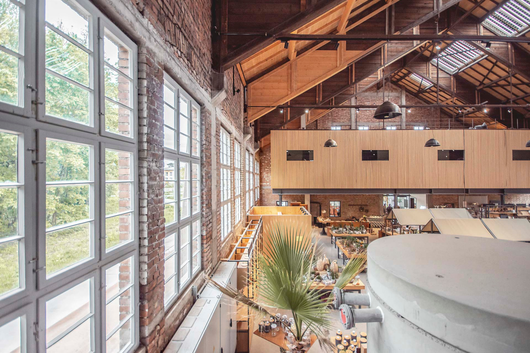 In der 1.600 m² großen Halle ist Platz für Gewerbe, wechselnde Ausstellungen und sonstige Veranstaltungen. Die eingestellten Holzboxen fassen Wohnungen und Büros. © Lignotrend / Fotos: Patrick Möhrle