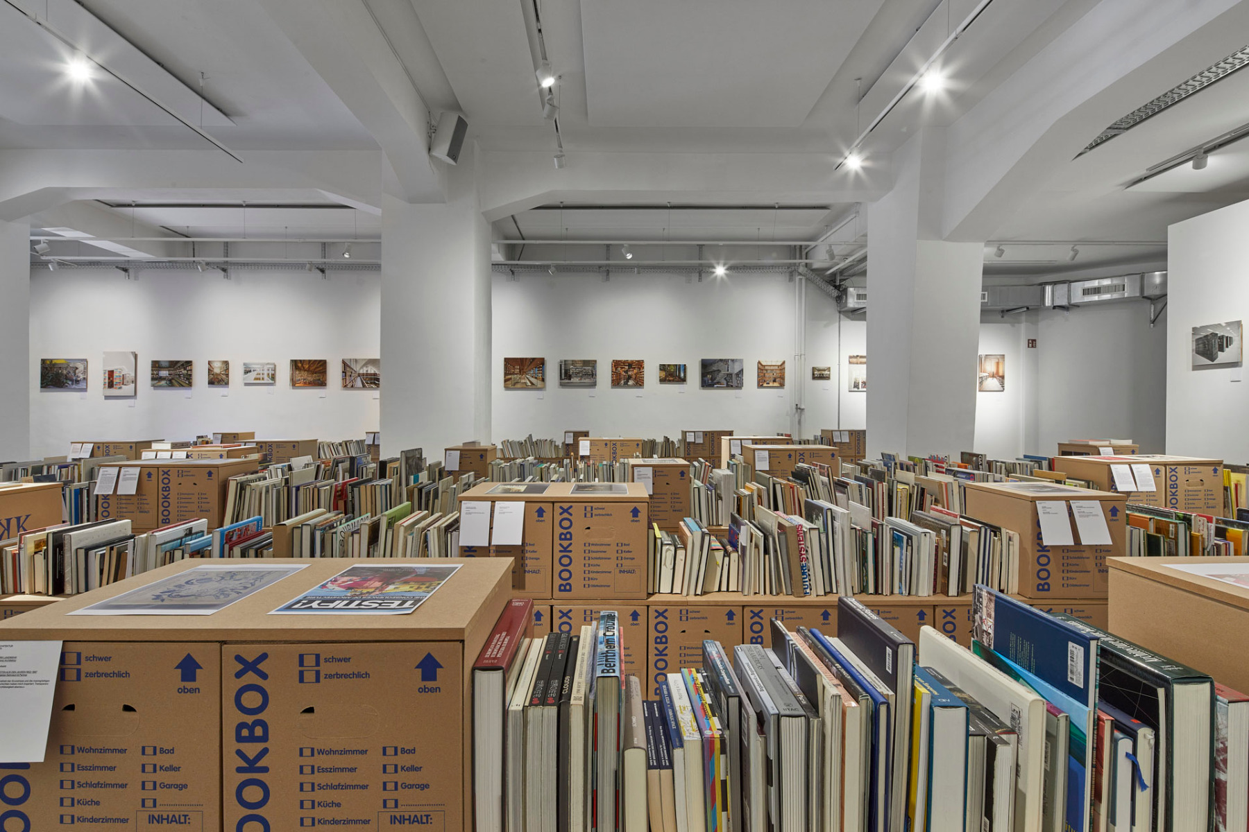 Blick in die Ausstellung „Die Architektur im Buch. Das Buch in der Architektur“, © Jochen Stueber