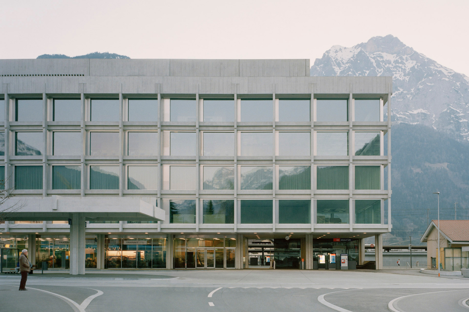 Stahlbeton-Hängestützen im regelmäßigen Raster prägen die Fassaden, © Rory Gardiner