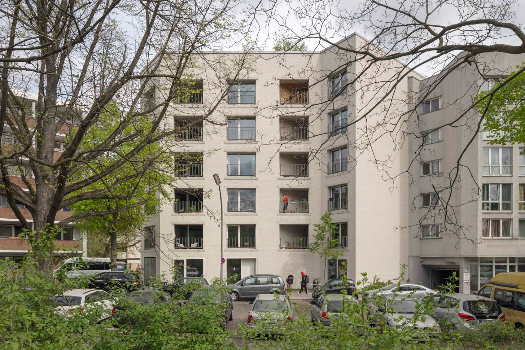 https://detail-cdn.s3.eu-central-1.amazonaws.com/media/catalog/product/0/1/01-buerogebaeude-berlin-neukoelln-dmsw-klinkerfassade-hagemeister_1.jpg?width=437&height=582&store=de_de&image-type=image