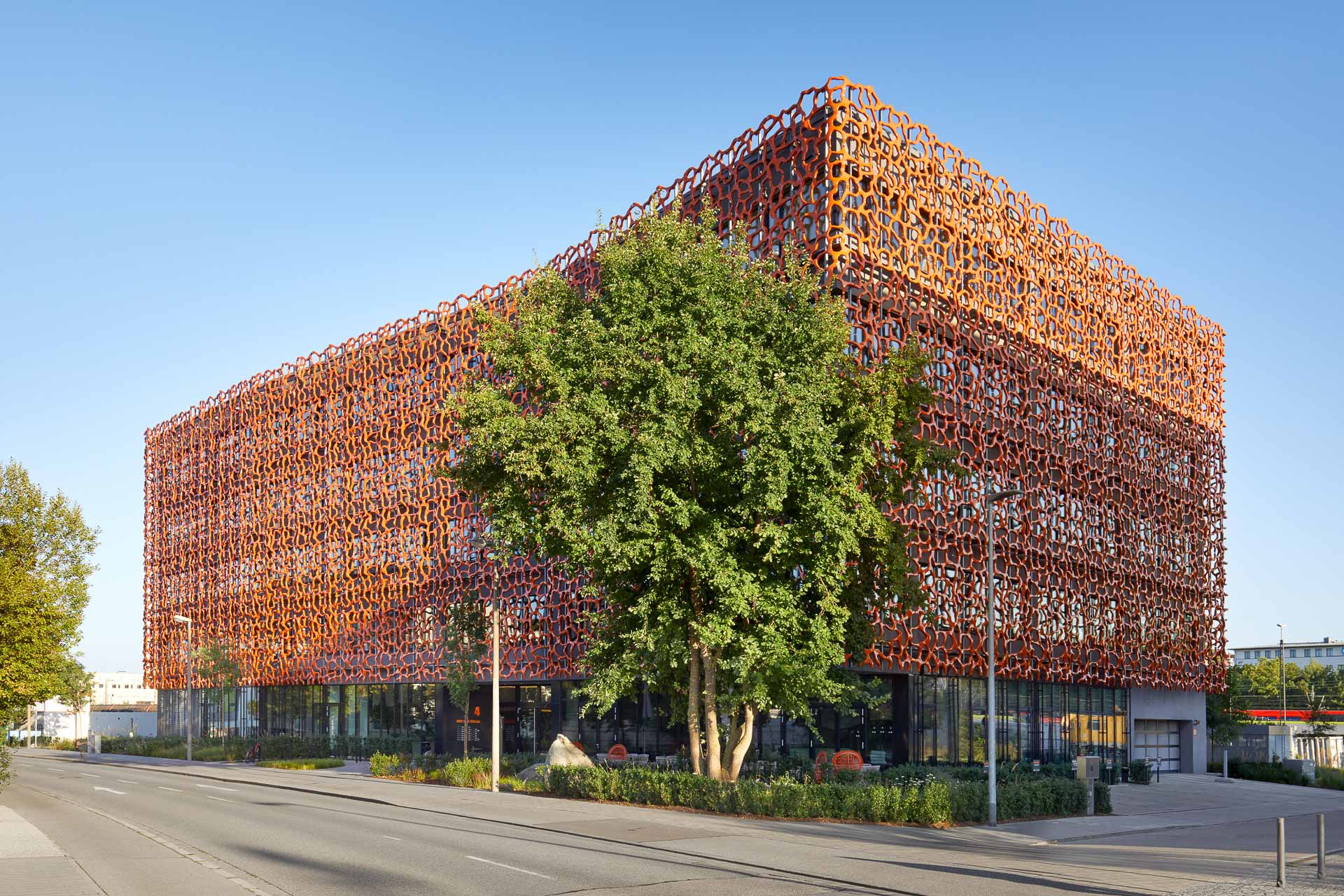 Mit seiner orangeroten „Korallenfassade“ sticht der fünfgeschossige Bürobau unweit des Regensburger Hauptbahnhofs sofort ins Auge. © Erich Spahn